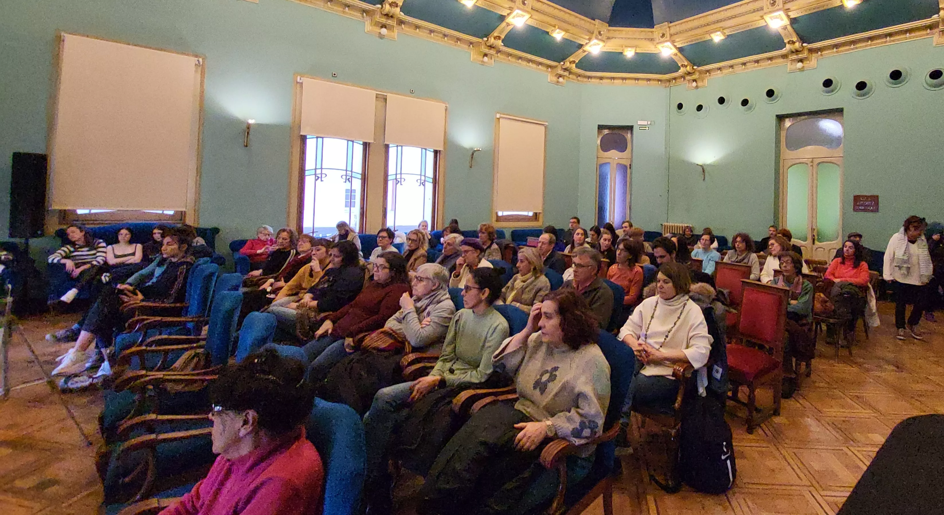 Charla de la Asamblea 8M en el Casino de Huesca. Foto Mercedes Manterola