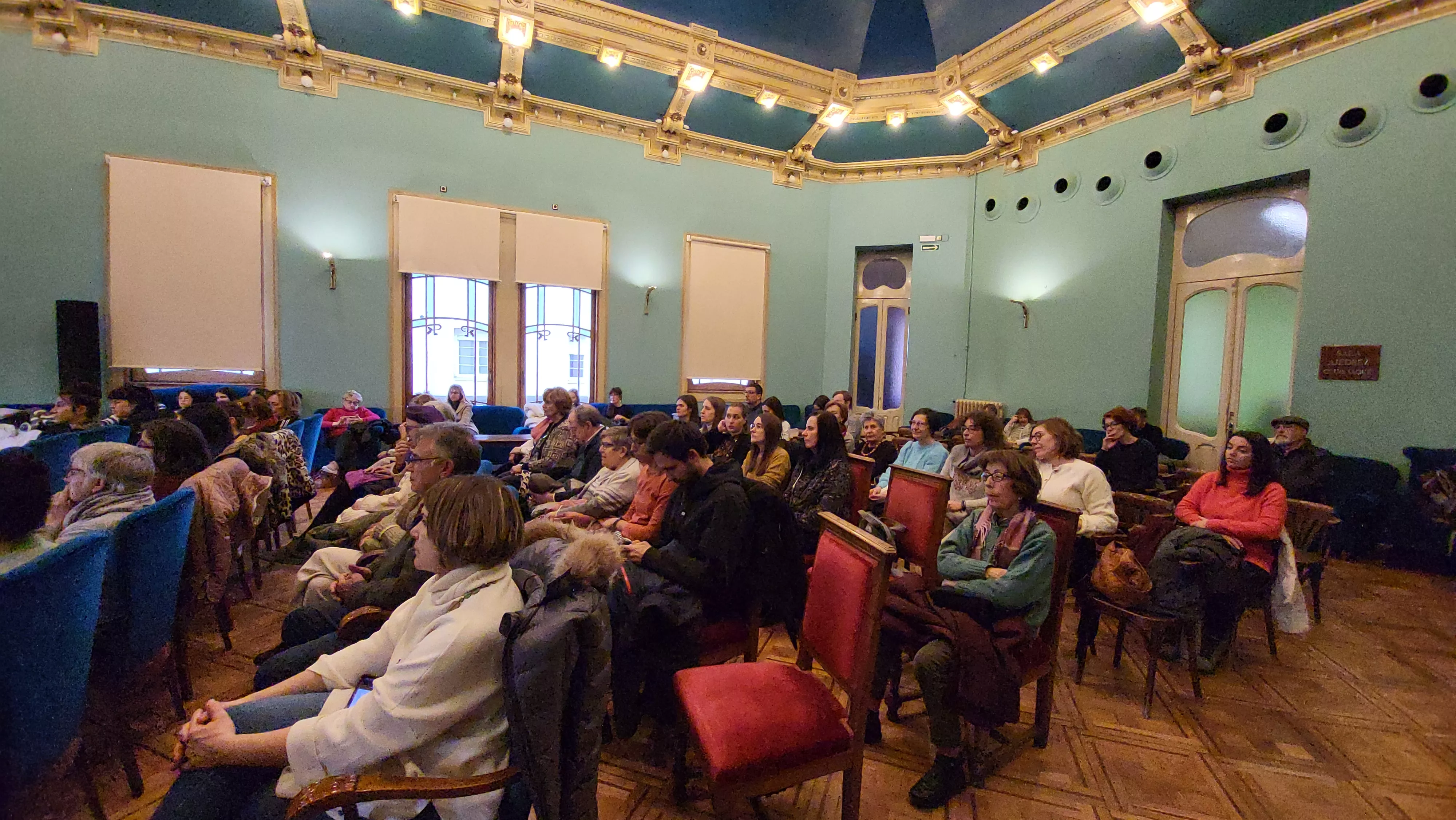 Charla de la Asamblea 8M en el Casino de Huesca. Foto Mercedes Manterola