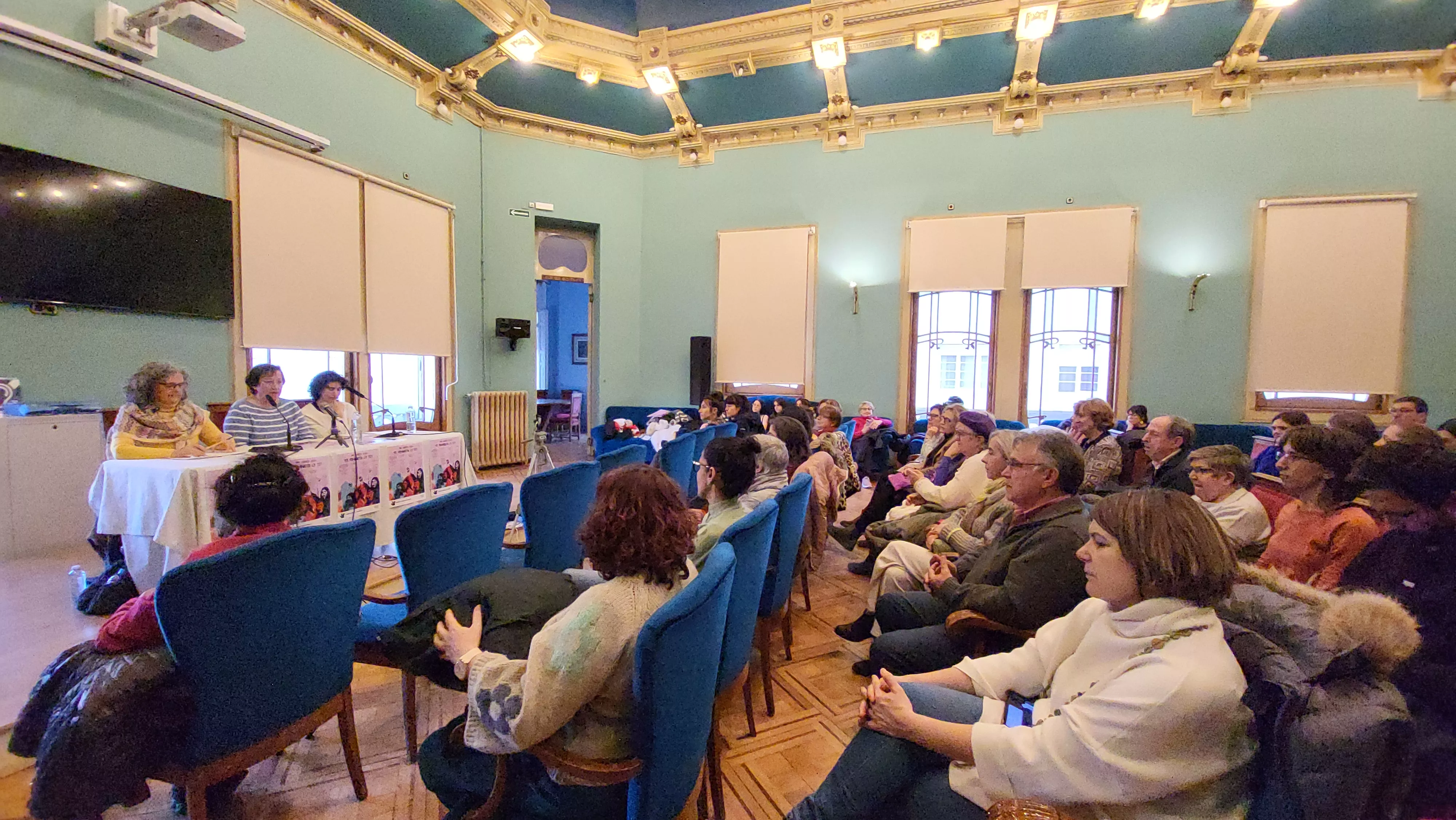 Charla de la Asamblea 8M en el Casino de Huesca. Foto Mercedes Manterola