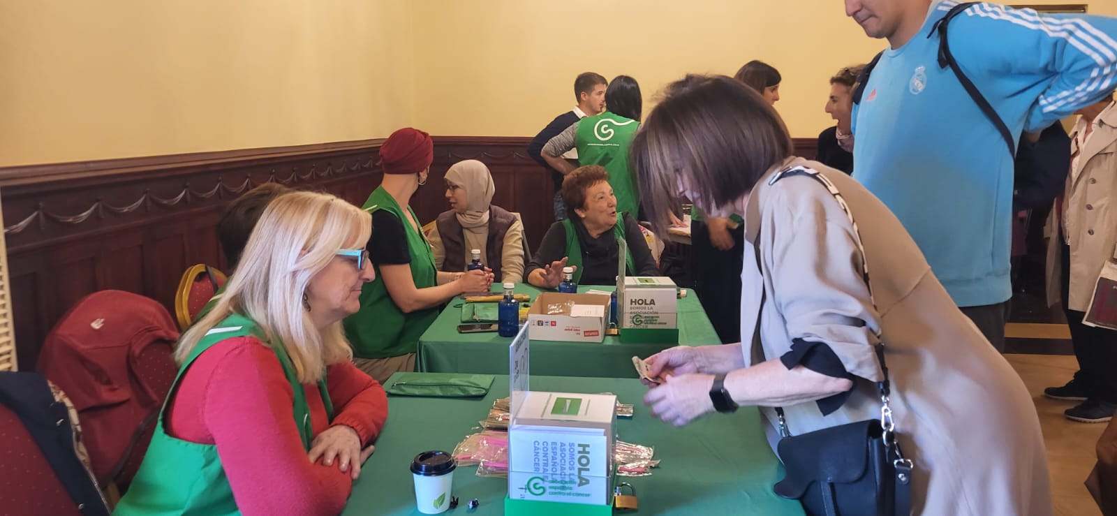 Retirada de dorsales y camisetas para la carrera Huesca  contra el cáncer 