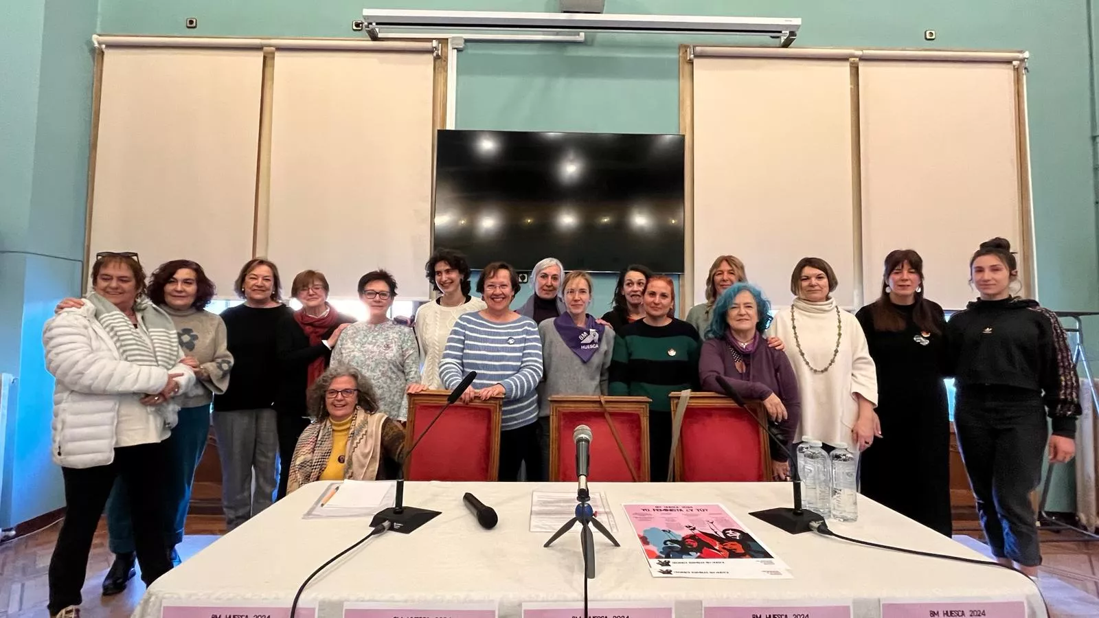 Integrantes de la Asamblea 8M Huesca con Justa Montero y Sandra Blasco. Foto Mercedes Manterola