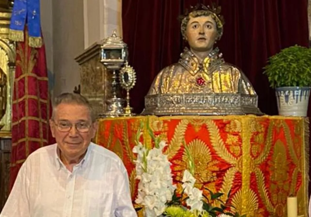 Manuel Malo con el busto de San Lorenzo