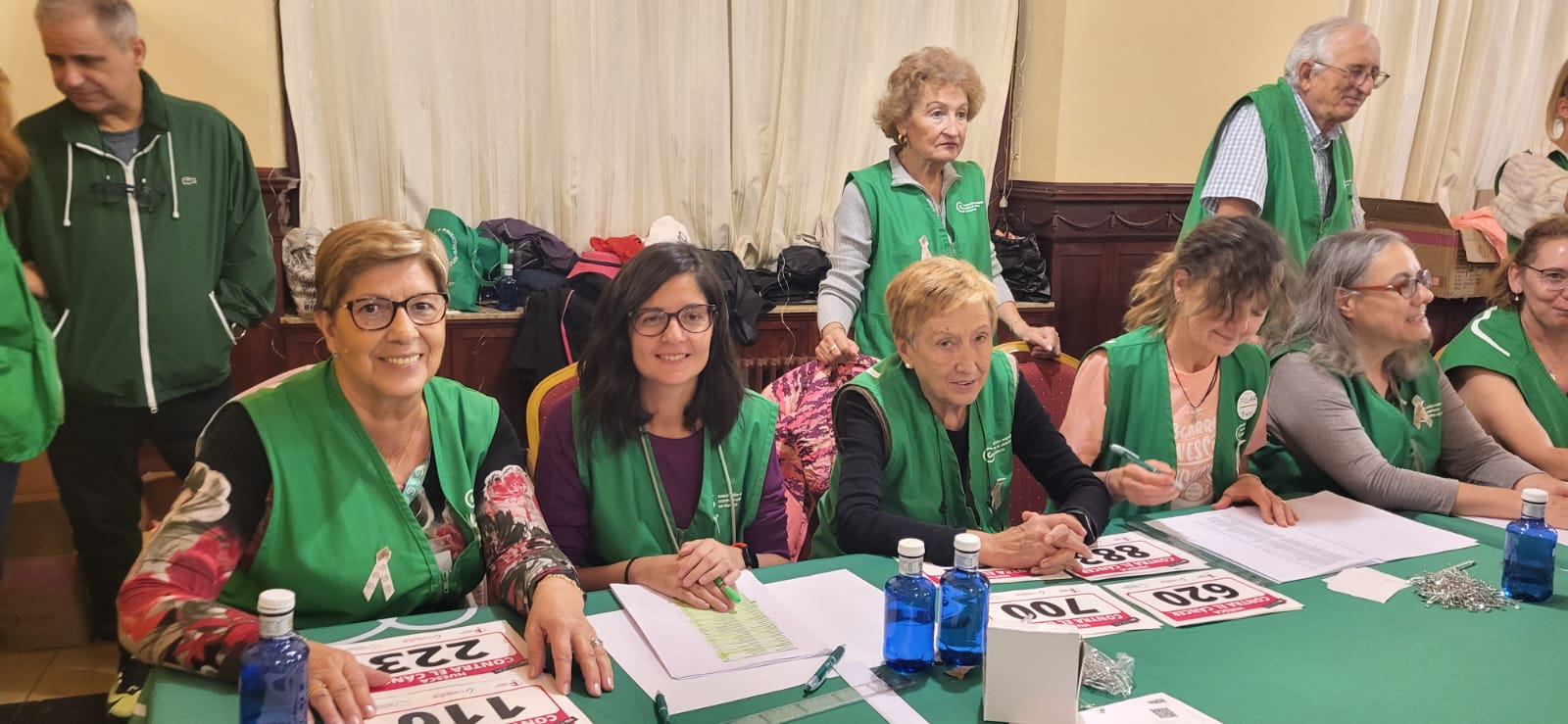 Retirada de dorsales y camisetas para la carrera Huesca  contra el cáncer 