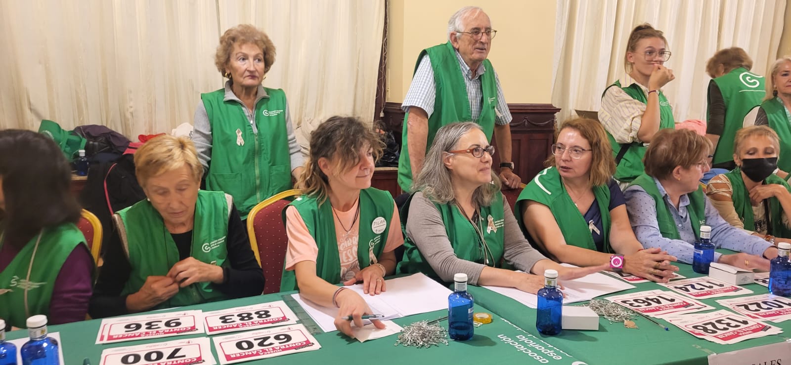 Retirada de dorsales y camisetas para la carrera Huesca  contra el cáncer 