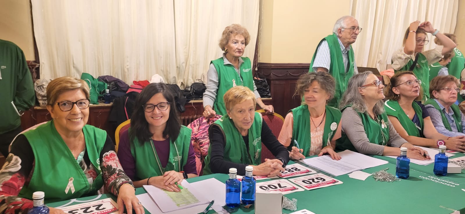 Retirada de dorsales y camisetas para la carrera Huesca  contra el cáncer
