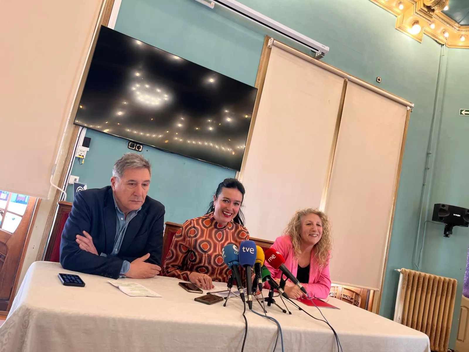 Ricardo Oliván, Lorena Orduna y Susana Oliván han presentado el Consejo Senatus pro Osca.