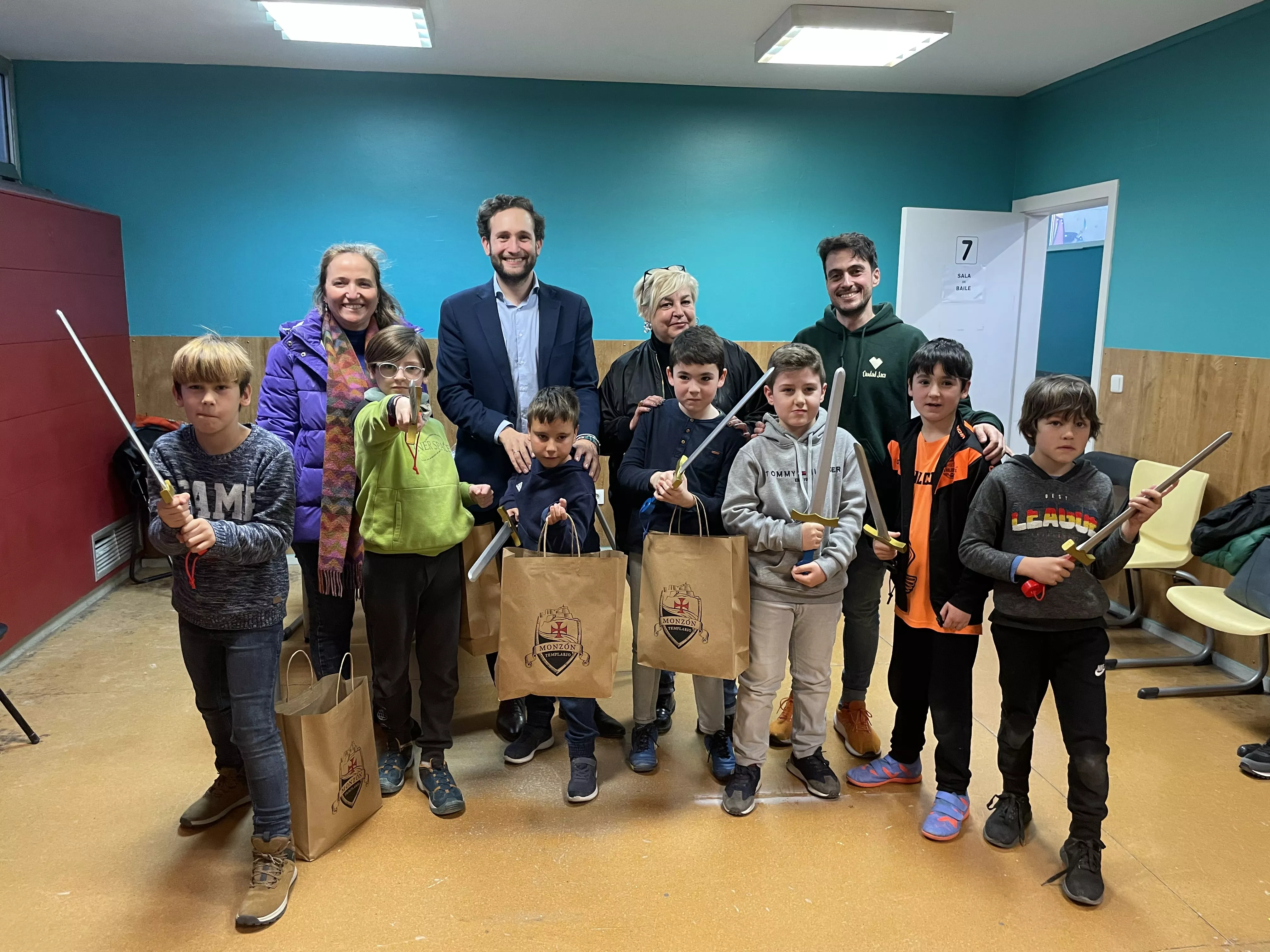 Claver y Montaner junto con participantes en el castin para buscar a Jaime I y Ramón de Berenguer para el Homenaje a Guillem de Mont-rodón.