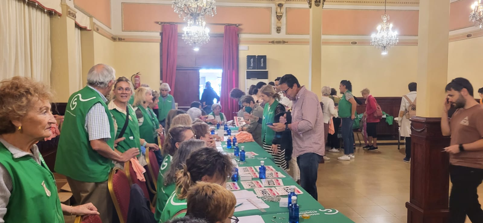 Retirada de dorsales y camisetas para la carrera Huesca  contra el cáncer 