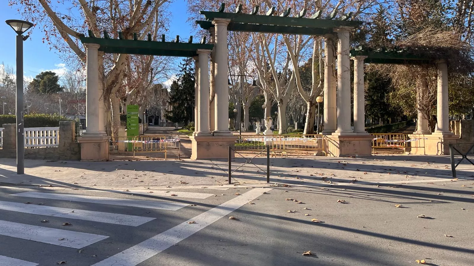 El parque Miguel Servet se cierra por las fuertes rachas de viento.