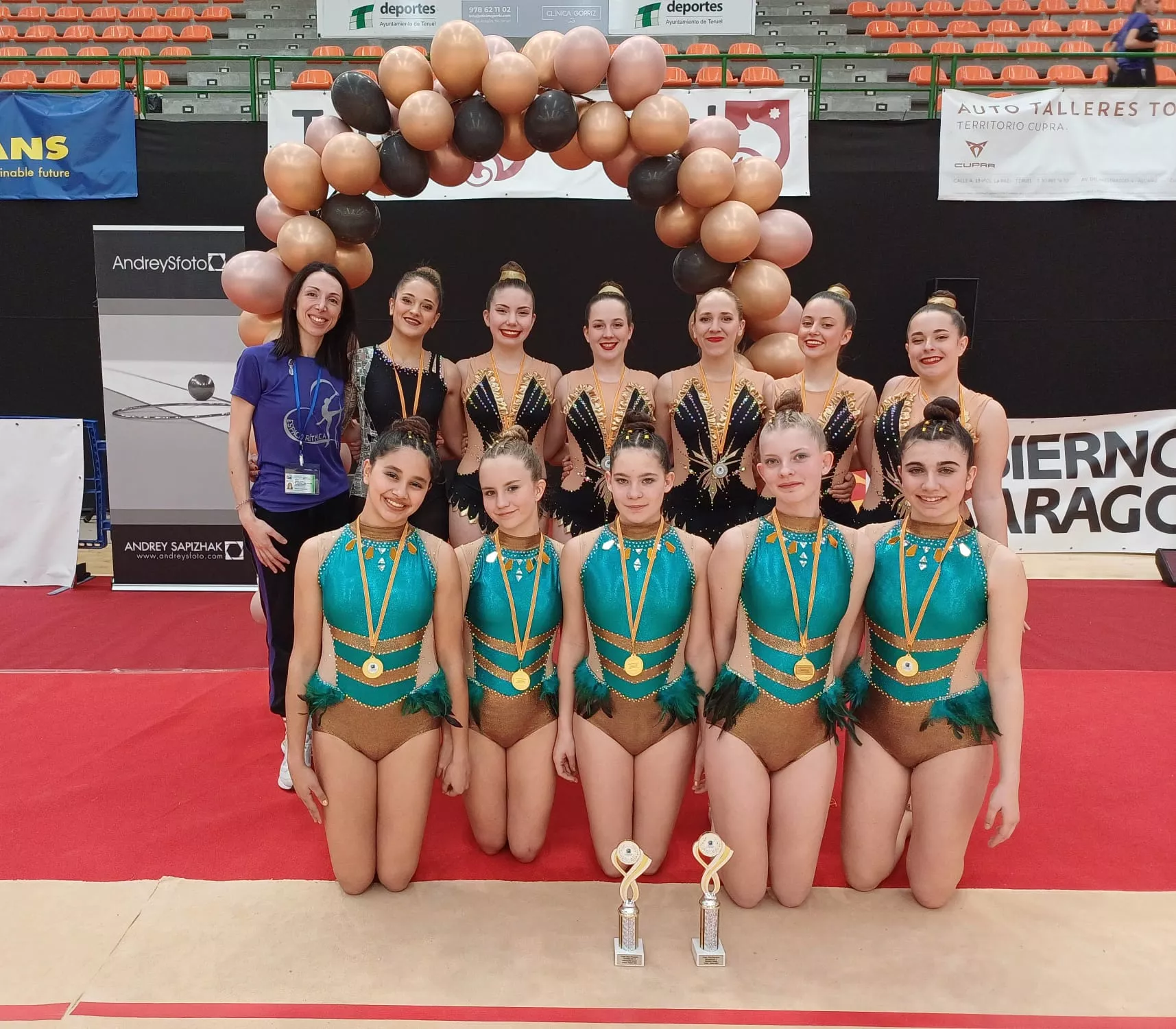 Abajo cadetes, arriba juveniles con Violeta Moriano y Rocío de la Llana a su lado. Espacio Rítmica