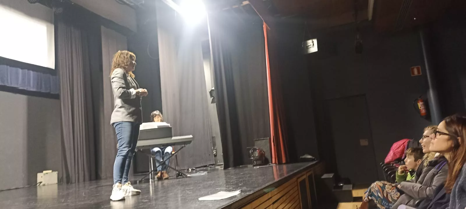 El espectáculo reúne a una veintena de artistas e intelectuales de Huesca.