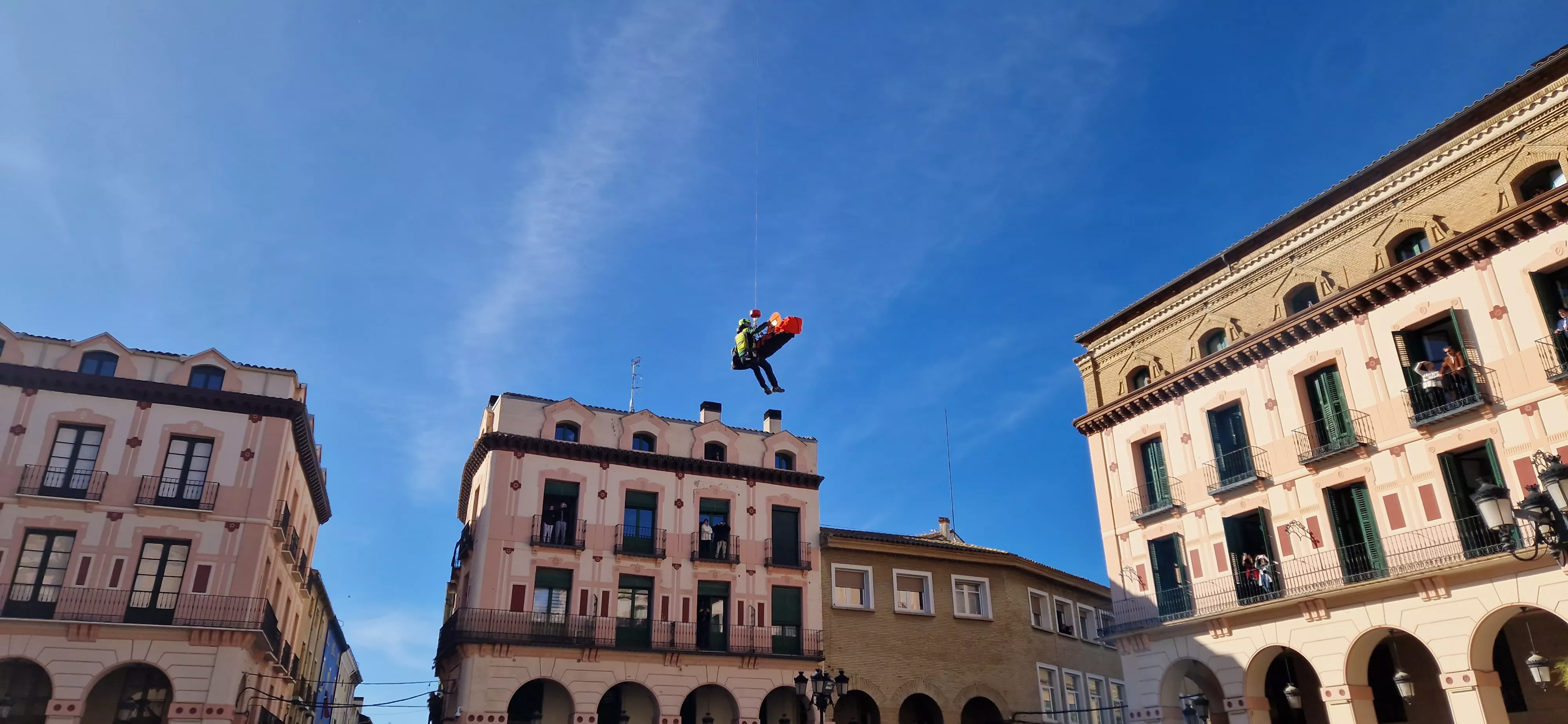 Exhibición del GREIM en la plaza López Allué de Huesca. Foto Myriam Martínez 