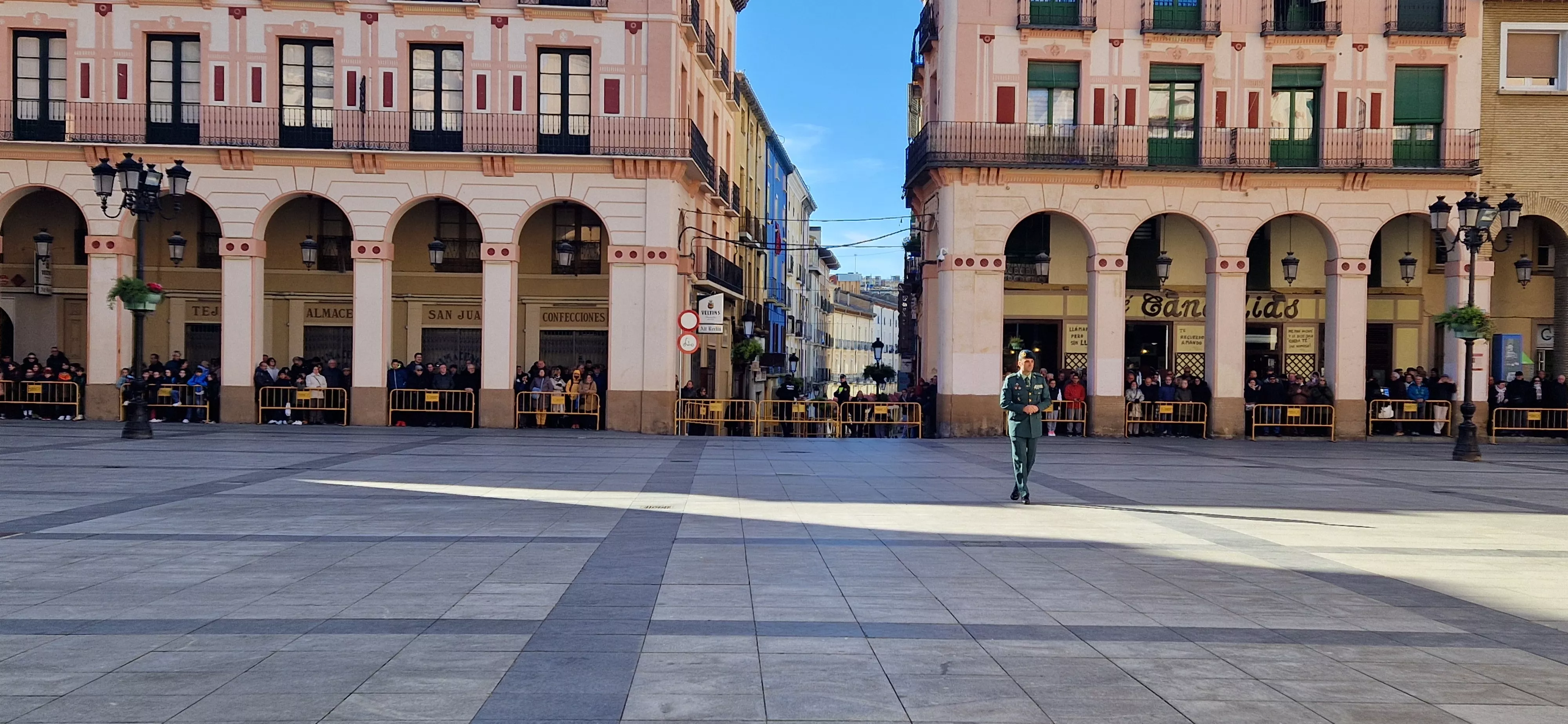 Plaza López Allué de Huesca, con el edificio objeto de compra a la izquierda. Foto Myriam Martínez
