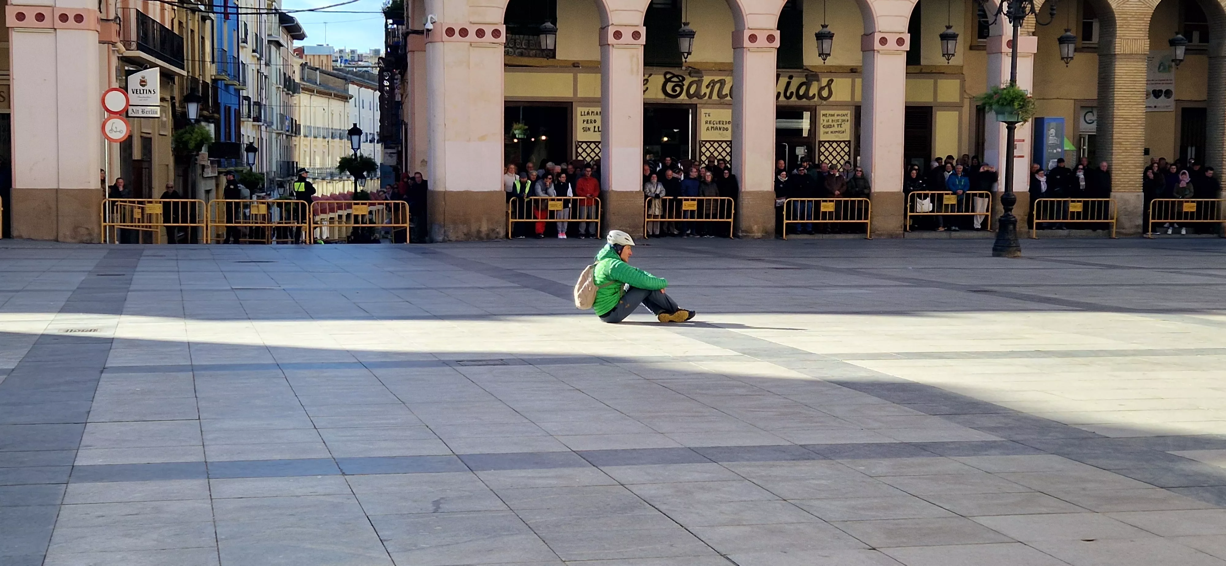 Exhibición del GREIM en la plaza López Allué de Huesca. Foto Myriam Martínez