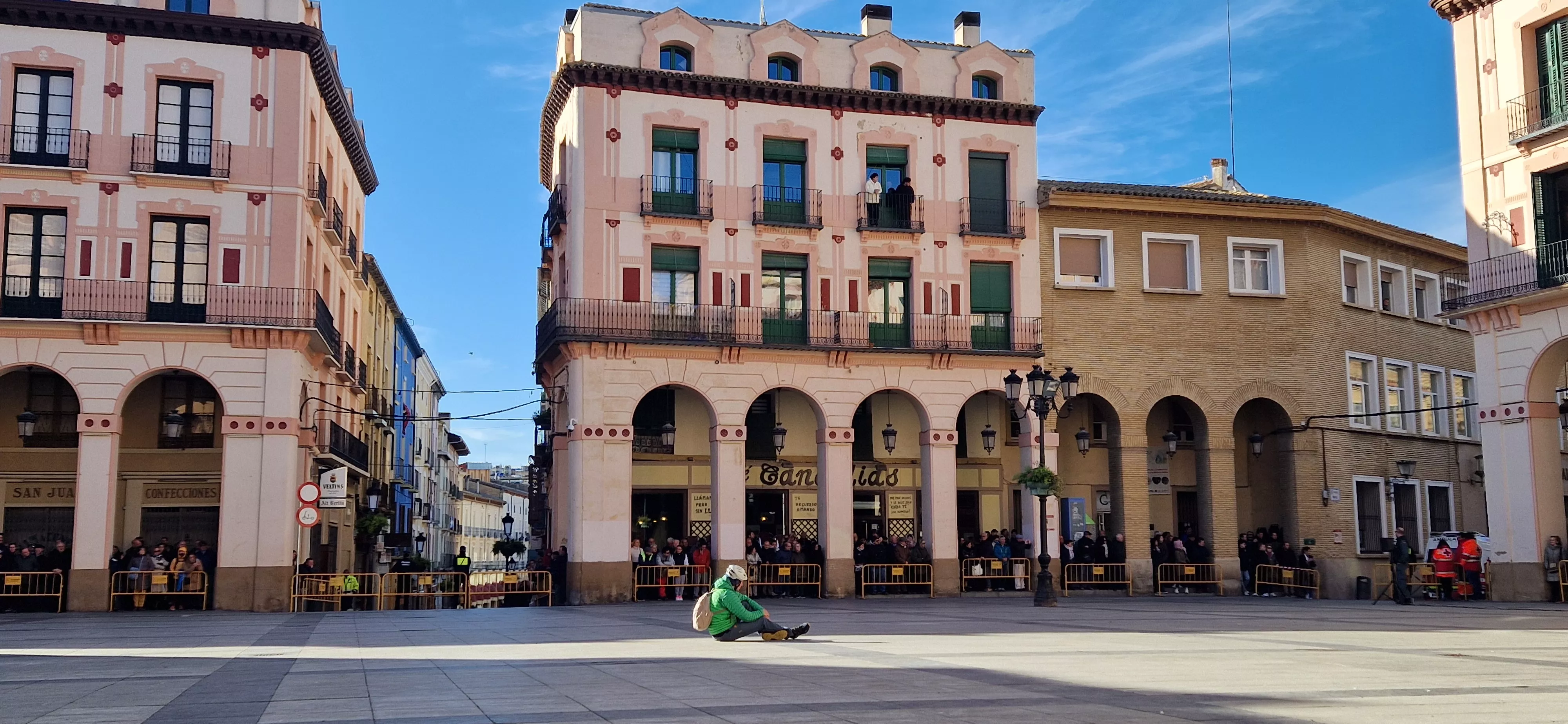 Exhibición del GREIM en la plaza López Allué de Huesca. Foto Myriam Martínez
