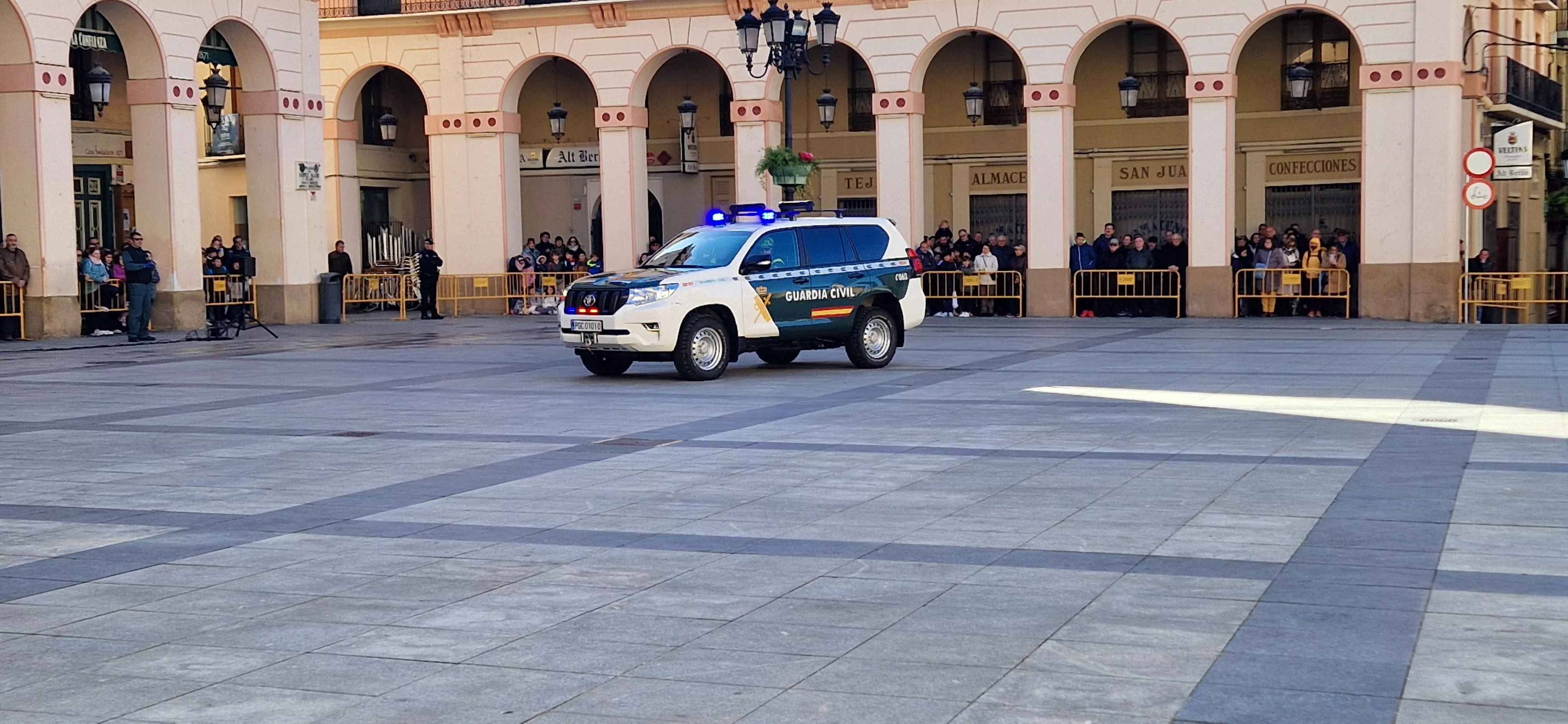 Exhibición del GREIM en la plaza López Allué de Huesca. Foto Myriam Martínez