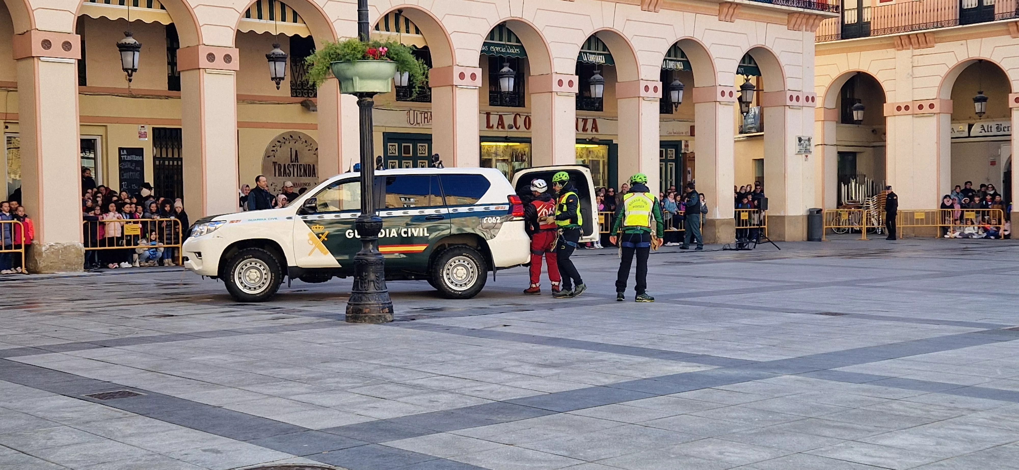 Exhibición del GREIM en la plaza López Allué de Huesca. Foto Myriam Martínez 