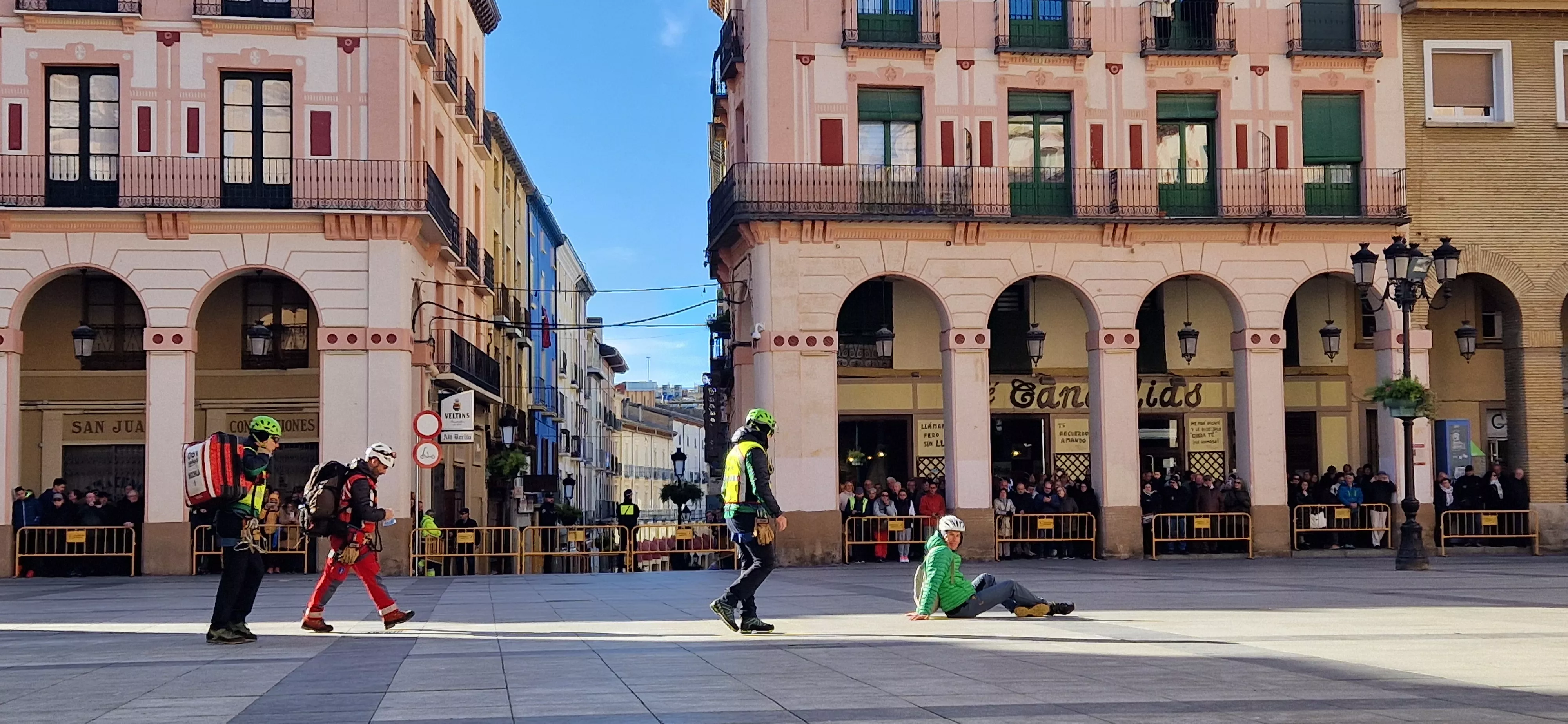 Exhibición del GREIM en la plaza López Allué de Huesca. Foto Myriam Martínez 