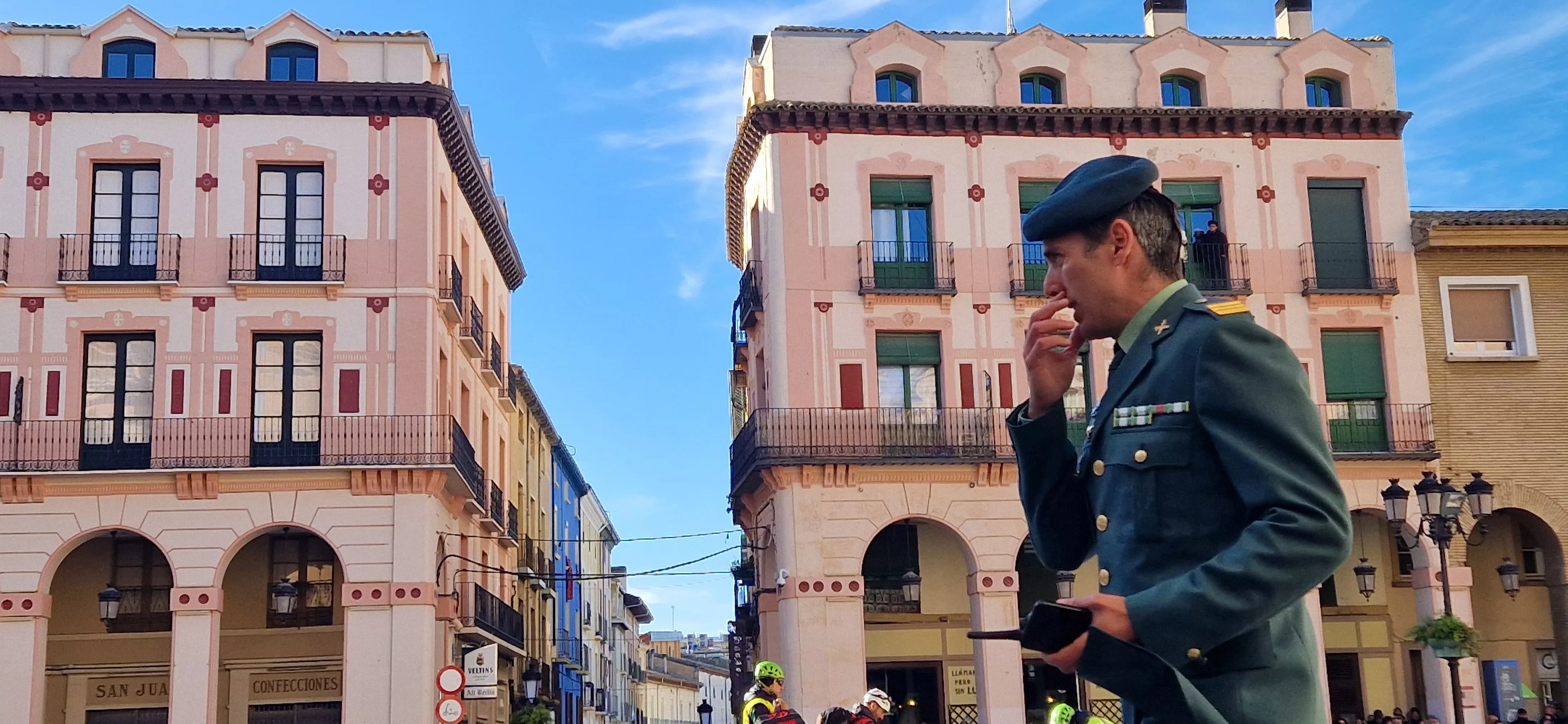 Exhibición del GREIM en la plaza López Allué de Huesca. Foto Myriam Martínez 
