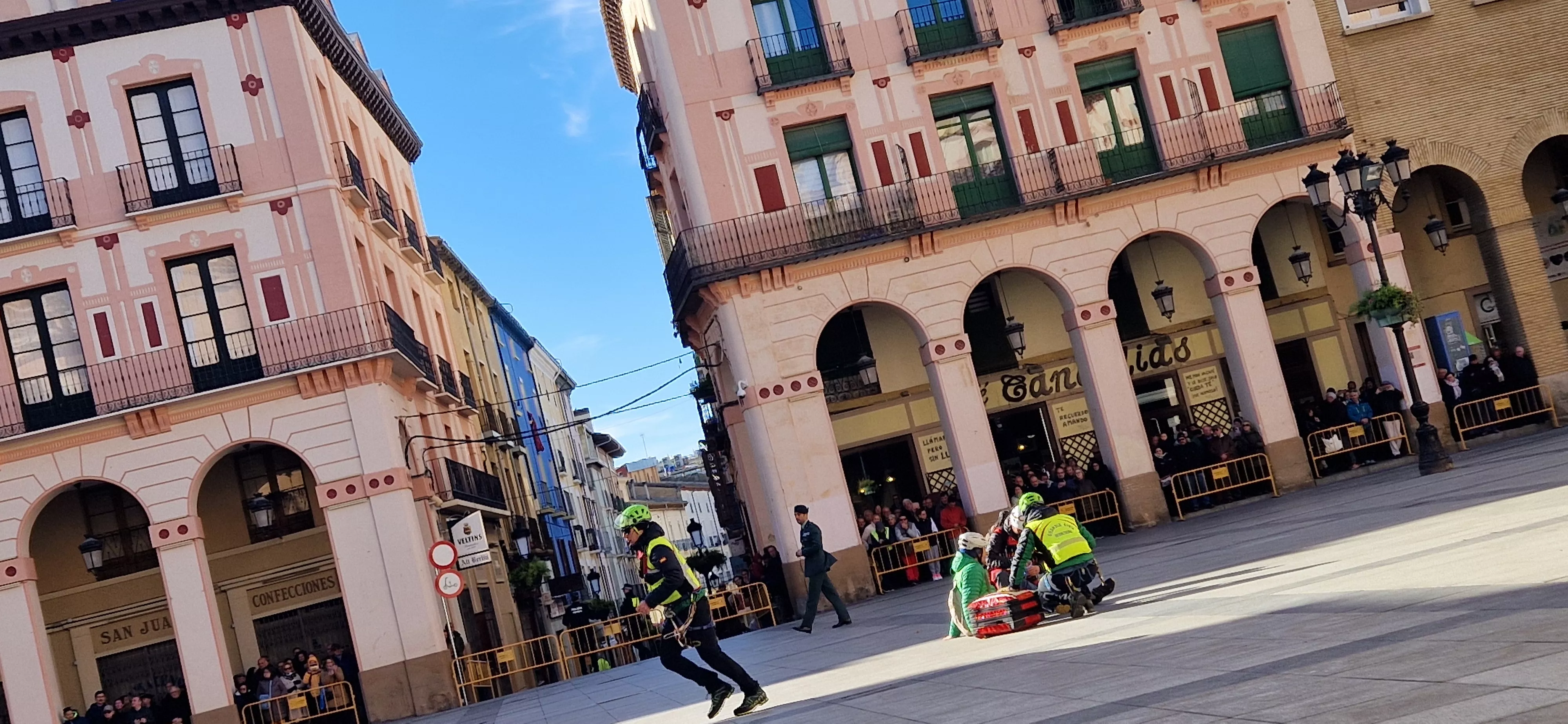 Exhibición del GREIM en la plaza López Allué de Huesca. Foto Myriam Martínez 