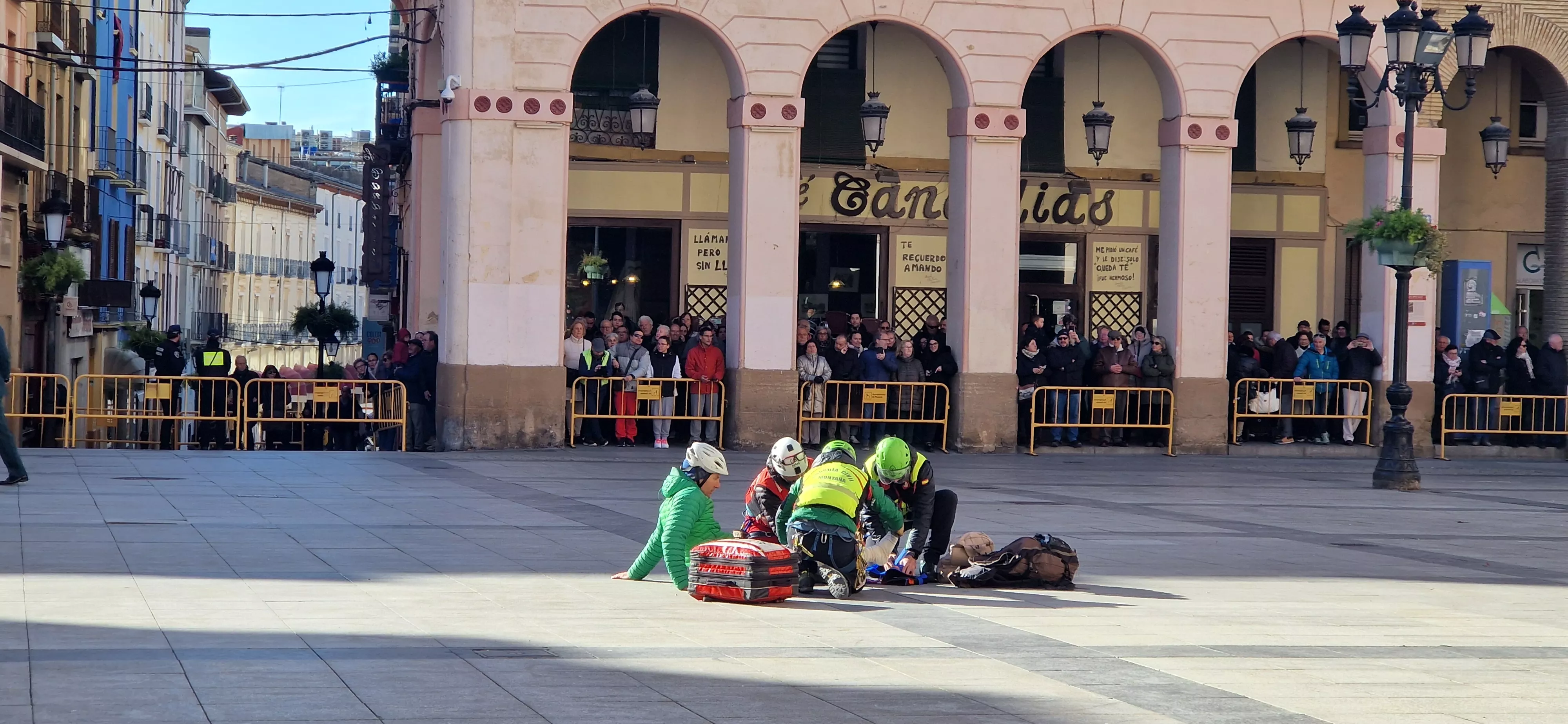 Exhibición del GREIM en la plaza López Allué de Huesca. Foto Myriam Martínez 