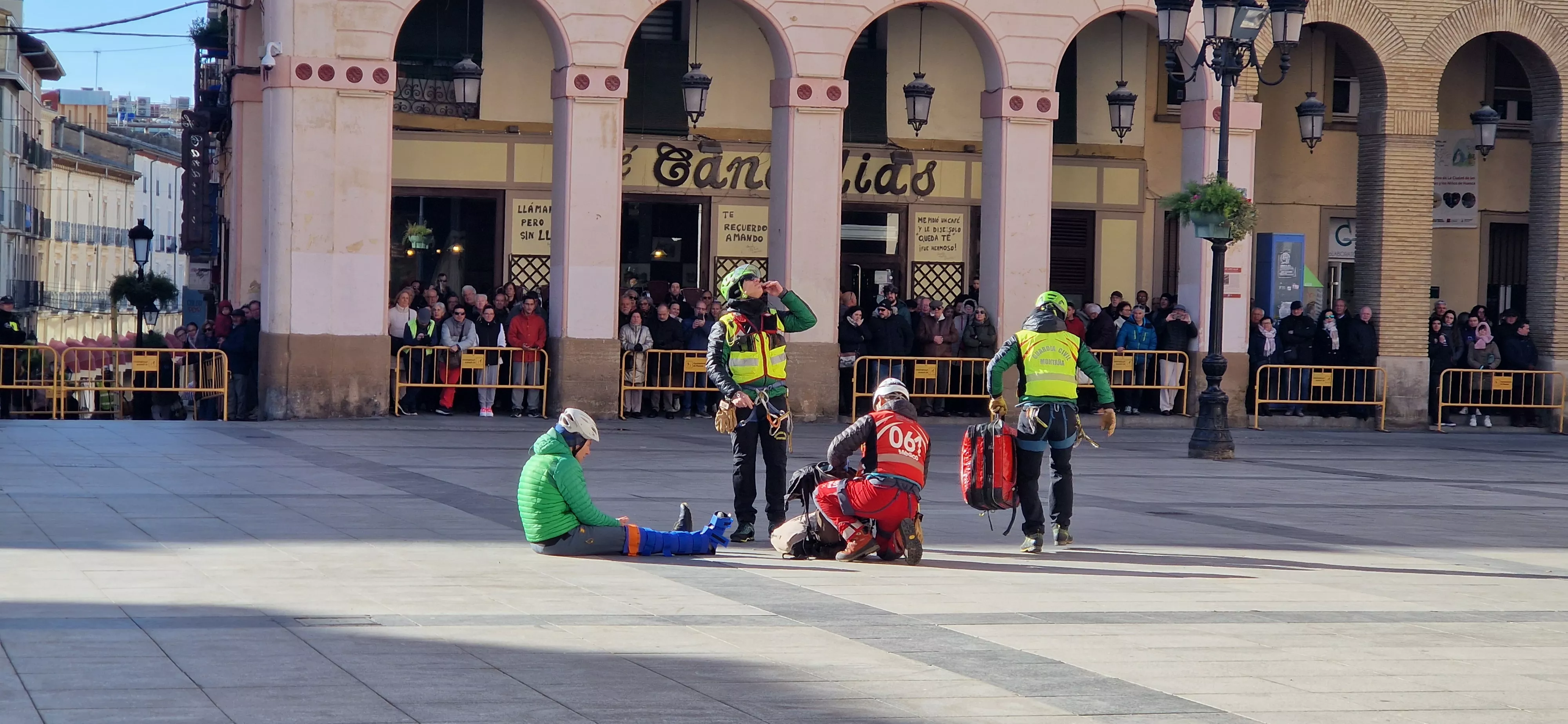 Exhibición del GREIM en la plaza López Allué de Huesca. Foto Myriam Martínez 