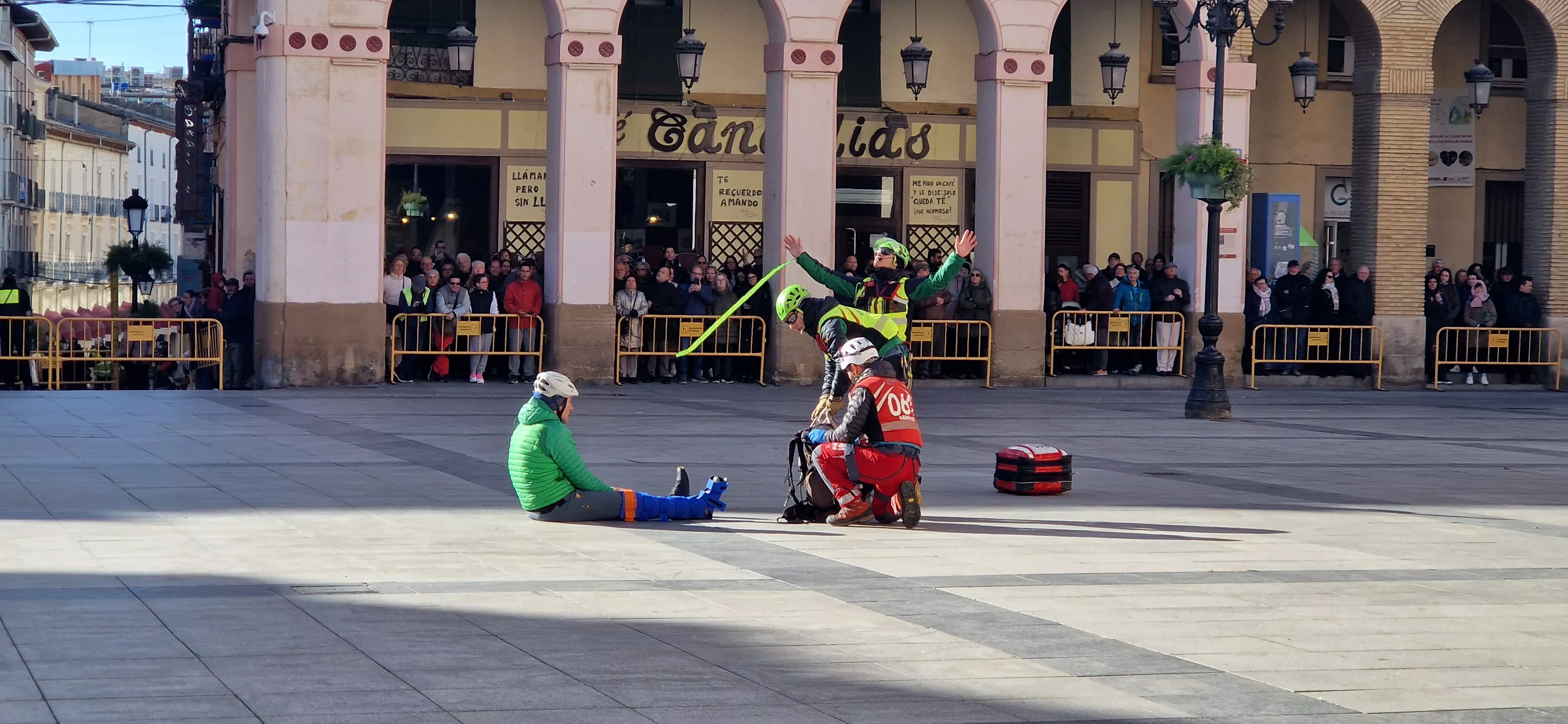 Exhibición del GREIM en la plaza López Allué de Huesca. Foto Myriam Martínez 