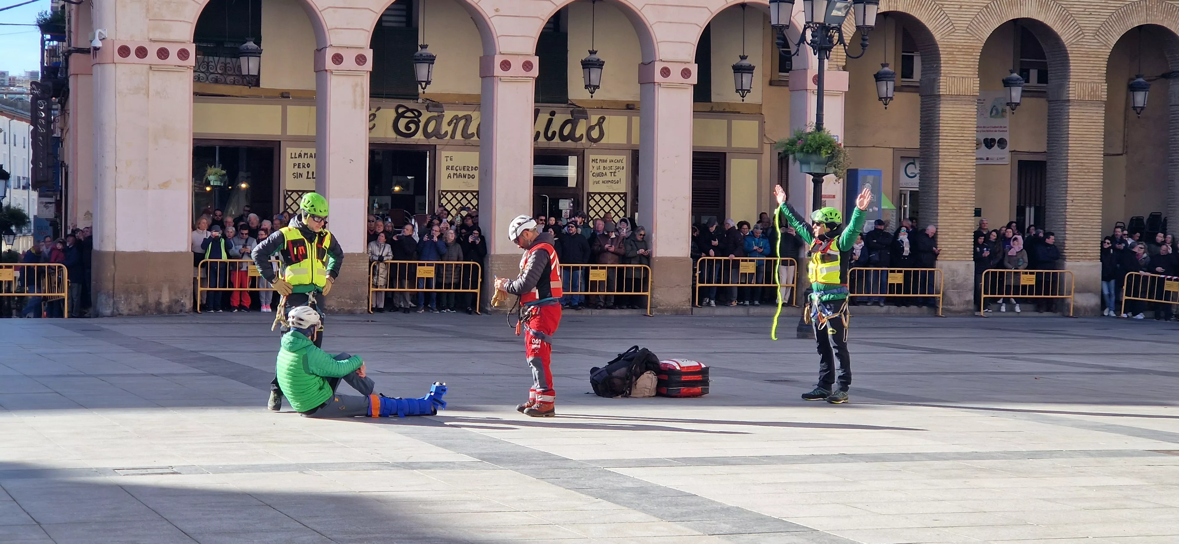 Exhibición del GREIM en la plaza López Allué de Huesca. Foto Myriam Martínez 