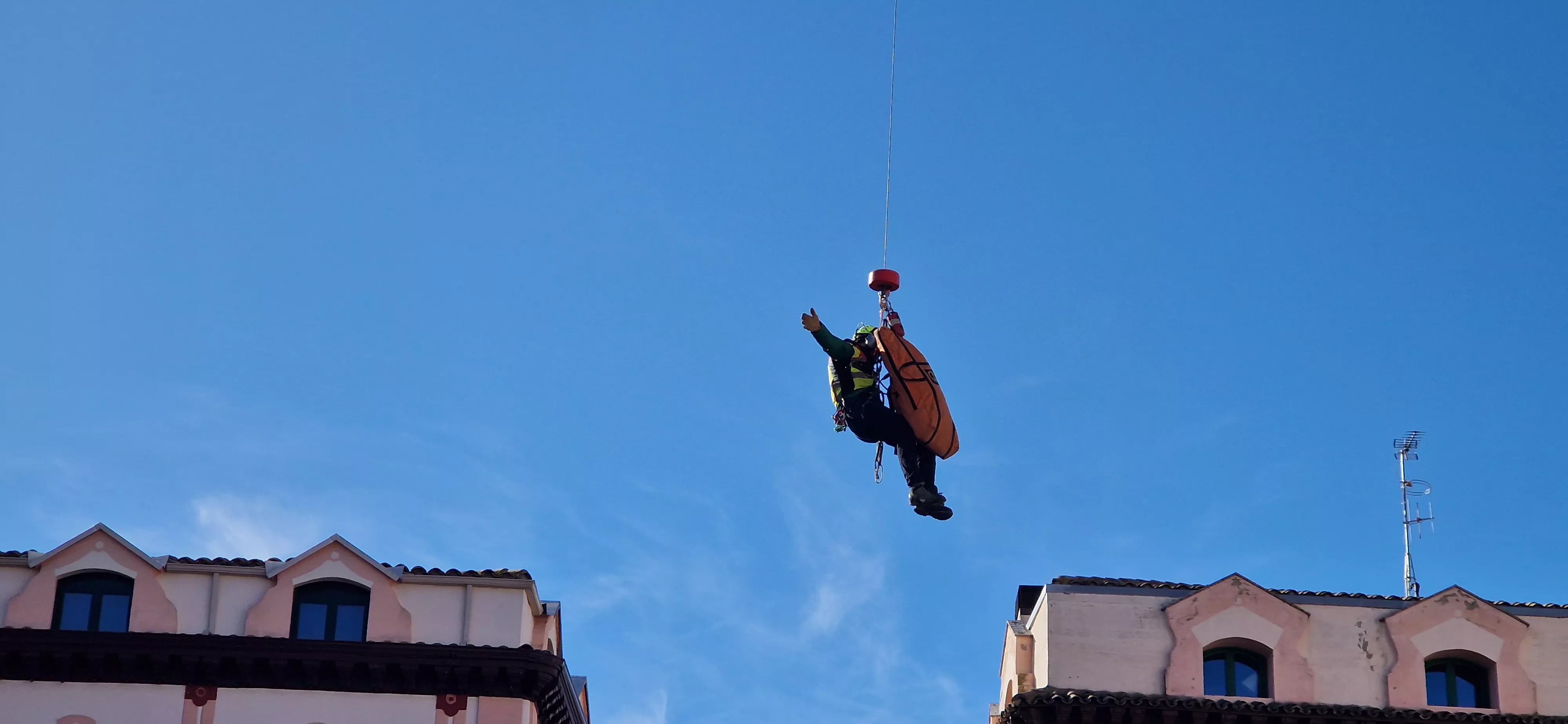 Exhibición del GREIM en la plaza López Allué de Huesca. Foto Myriam Martínez 