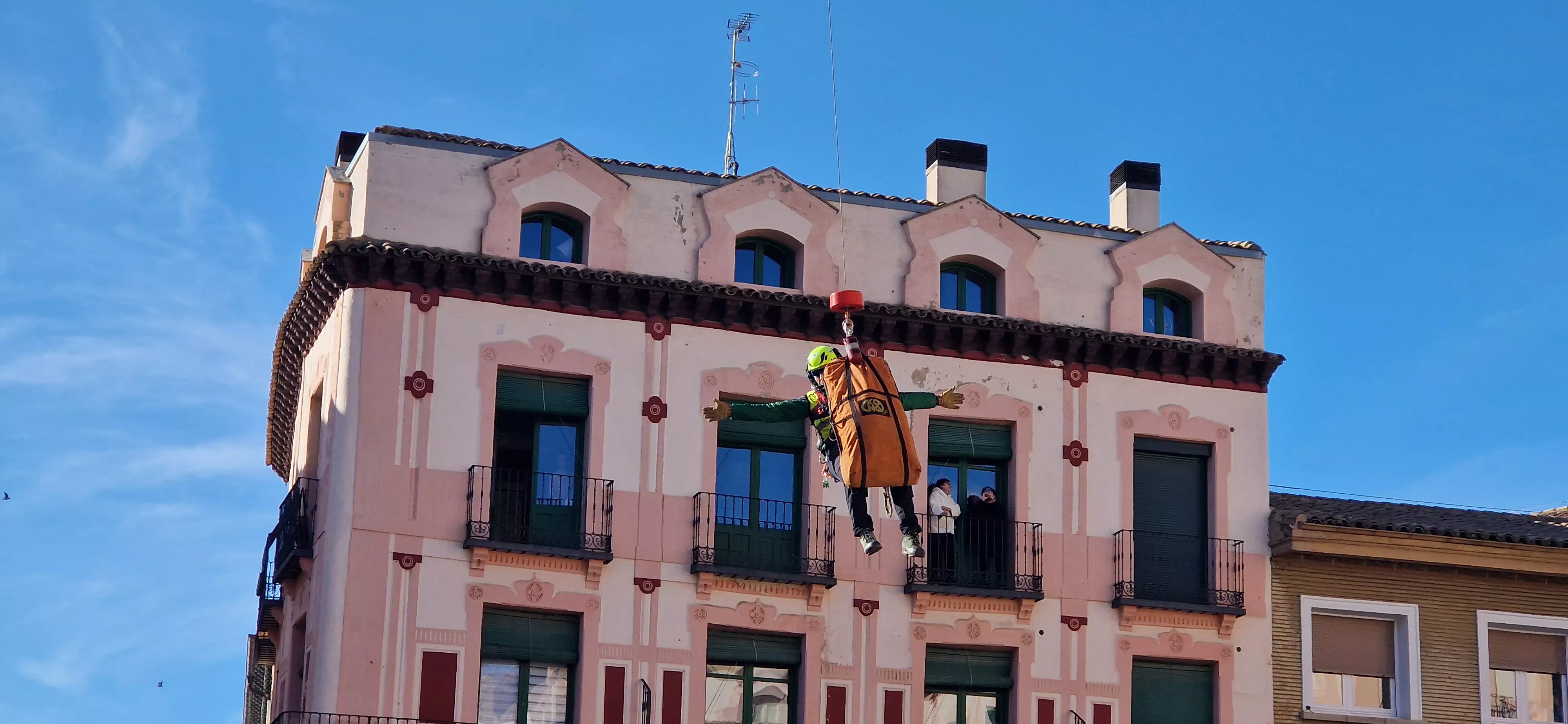 Exhibición del GREIM en la plaza López Allué de Huesca. Foto Myriam Martínez