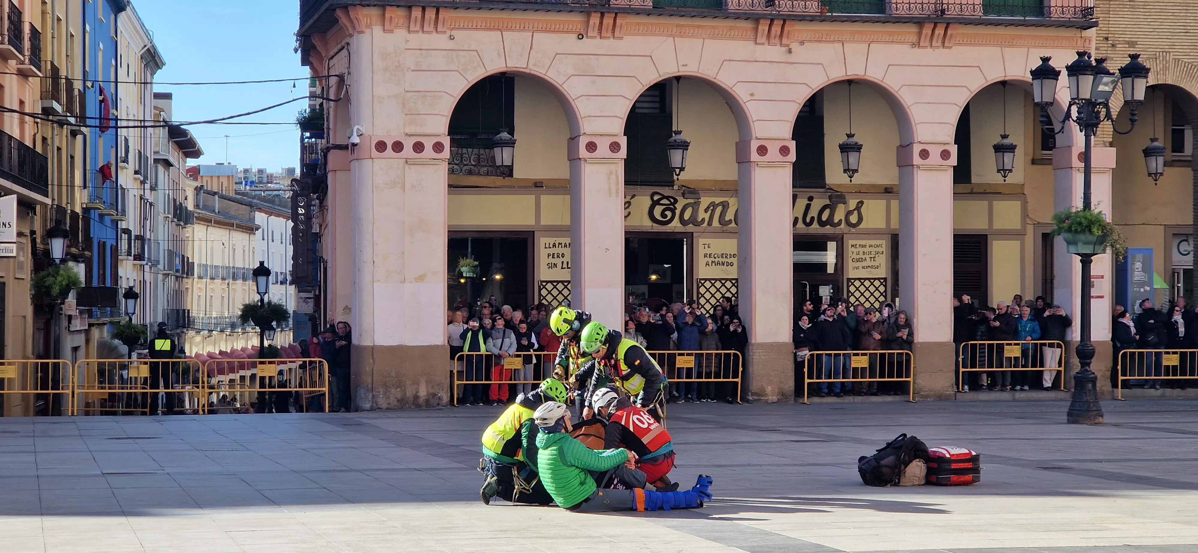 Exhibición del GREIM en la plaza López Allué de Huesca. Foto Myriam Martínez 