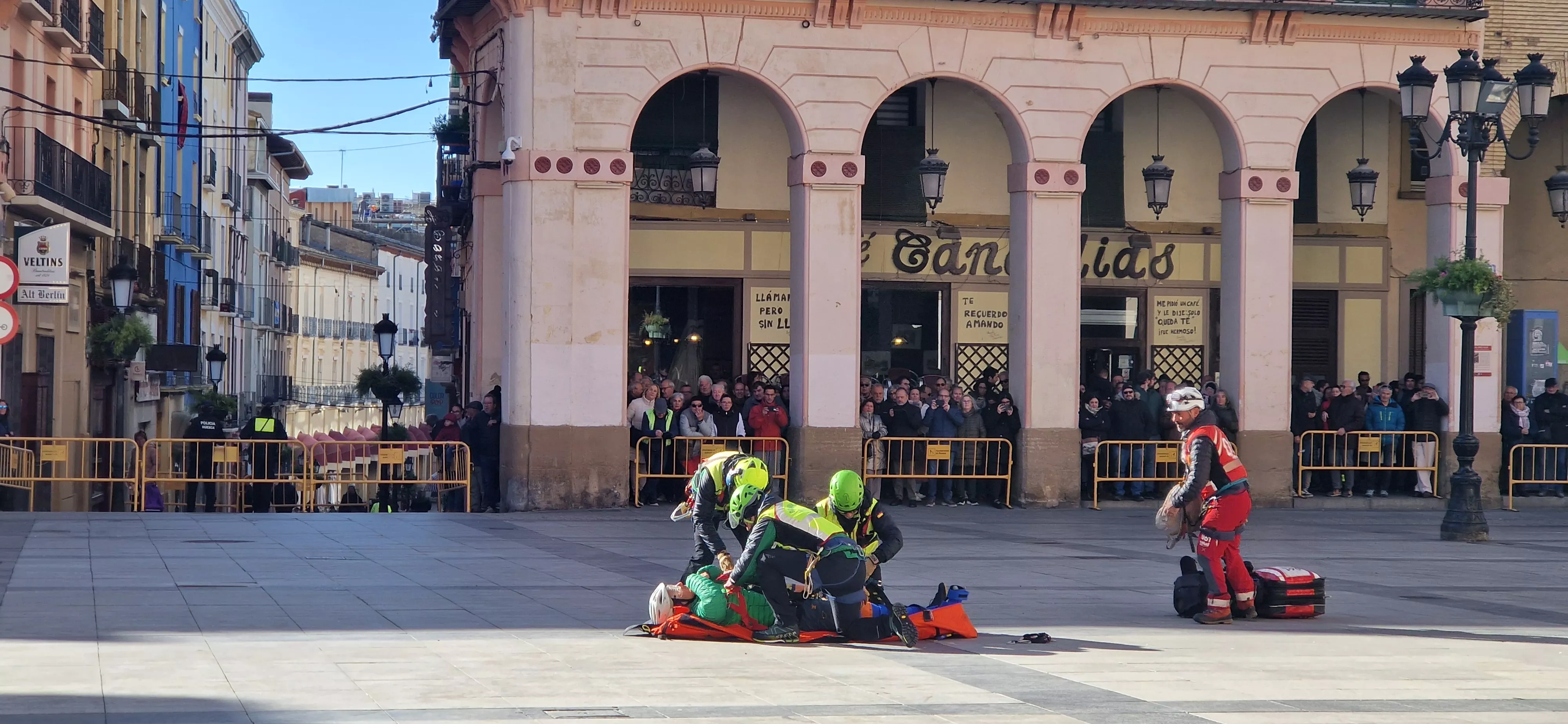 Exhibición del GREIM en la plaza López Allué de Huesca. Foto Myriam Martínez 