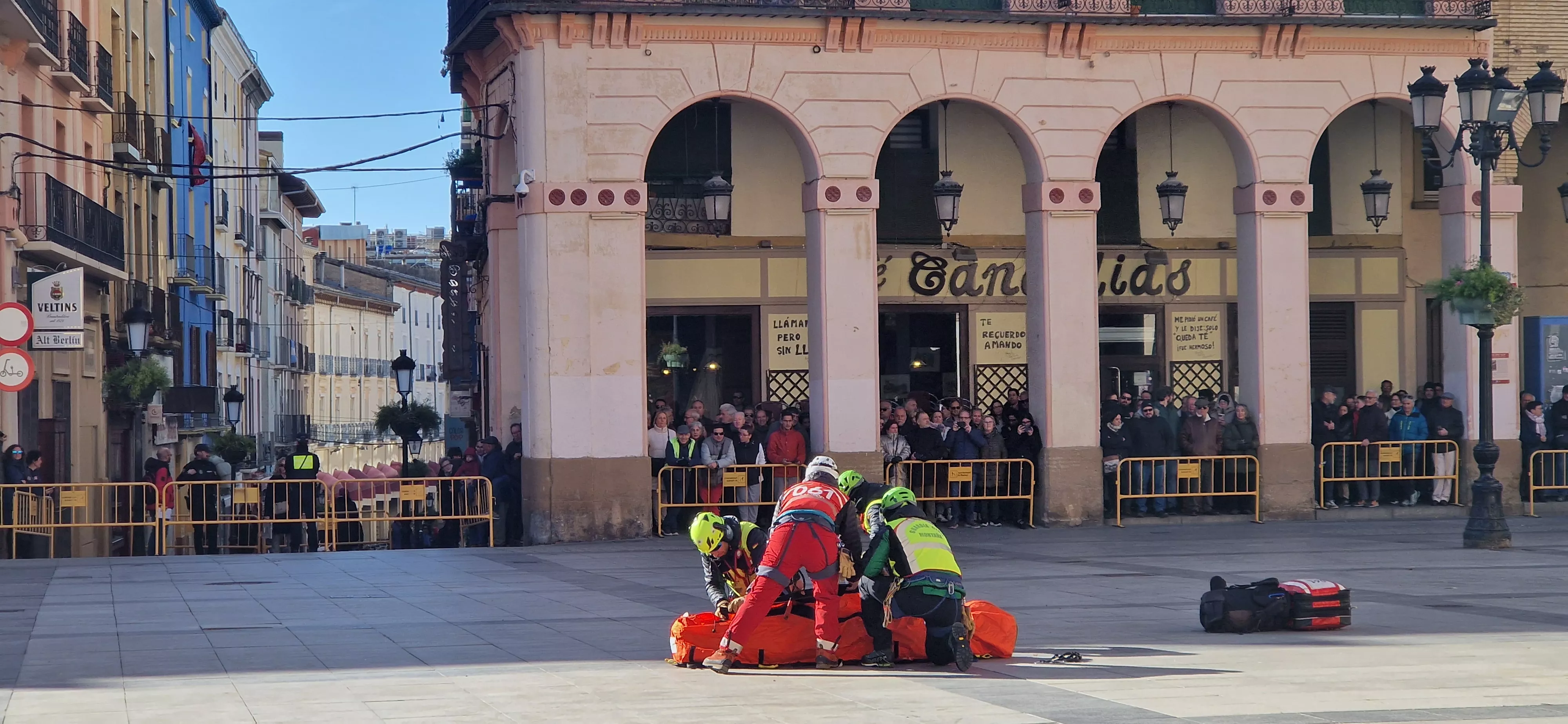 Exhibición del GREIM en la plaza López Allué de Huesca. Foto Myriam Martínez 