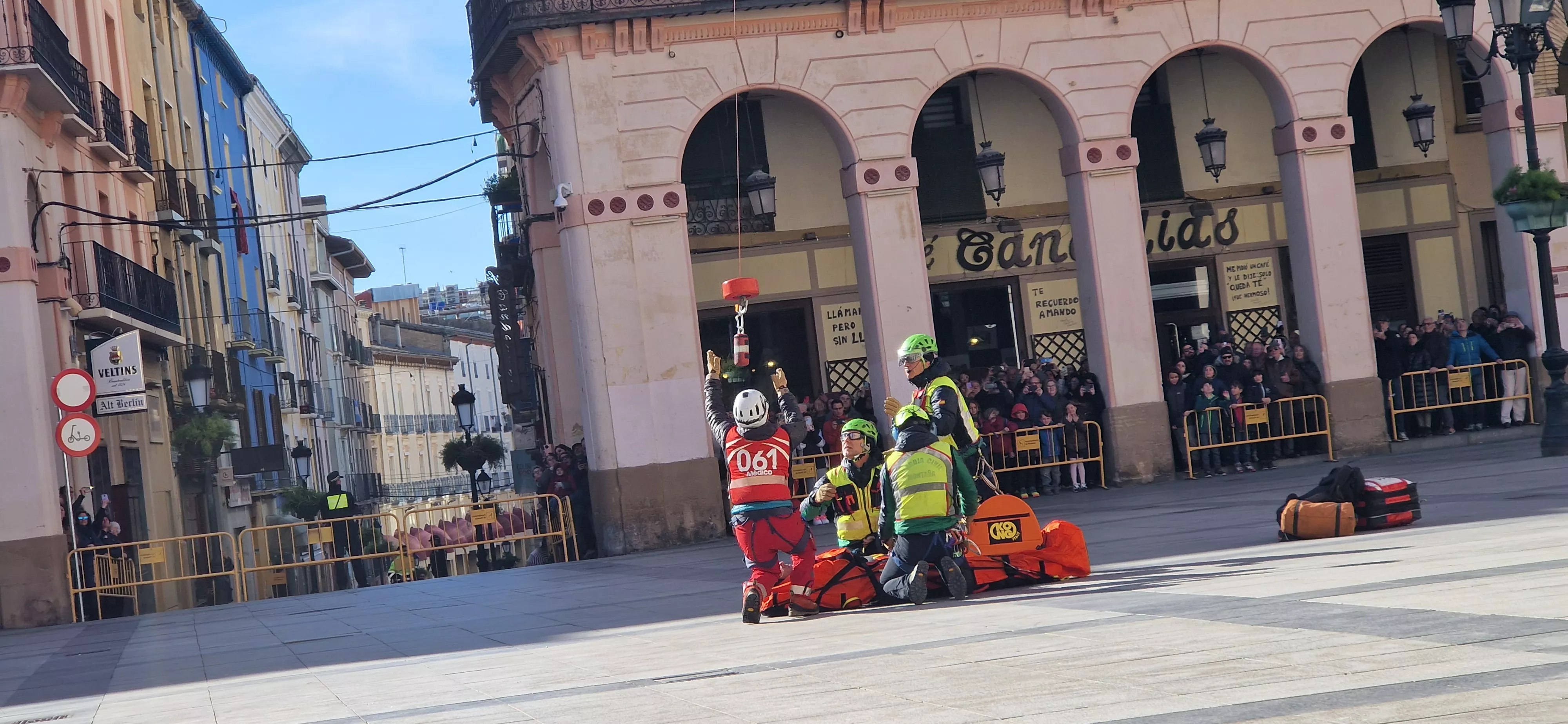 Exhibición del GREIM en la plaza López Allué de Huesca. Foto Myriam Martínez 