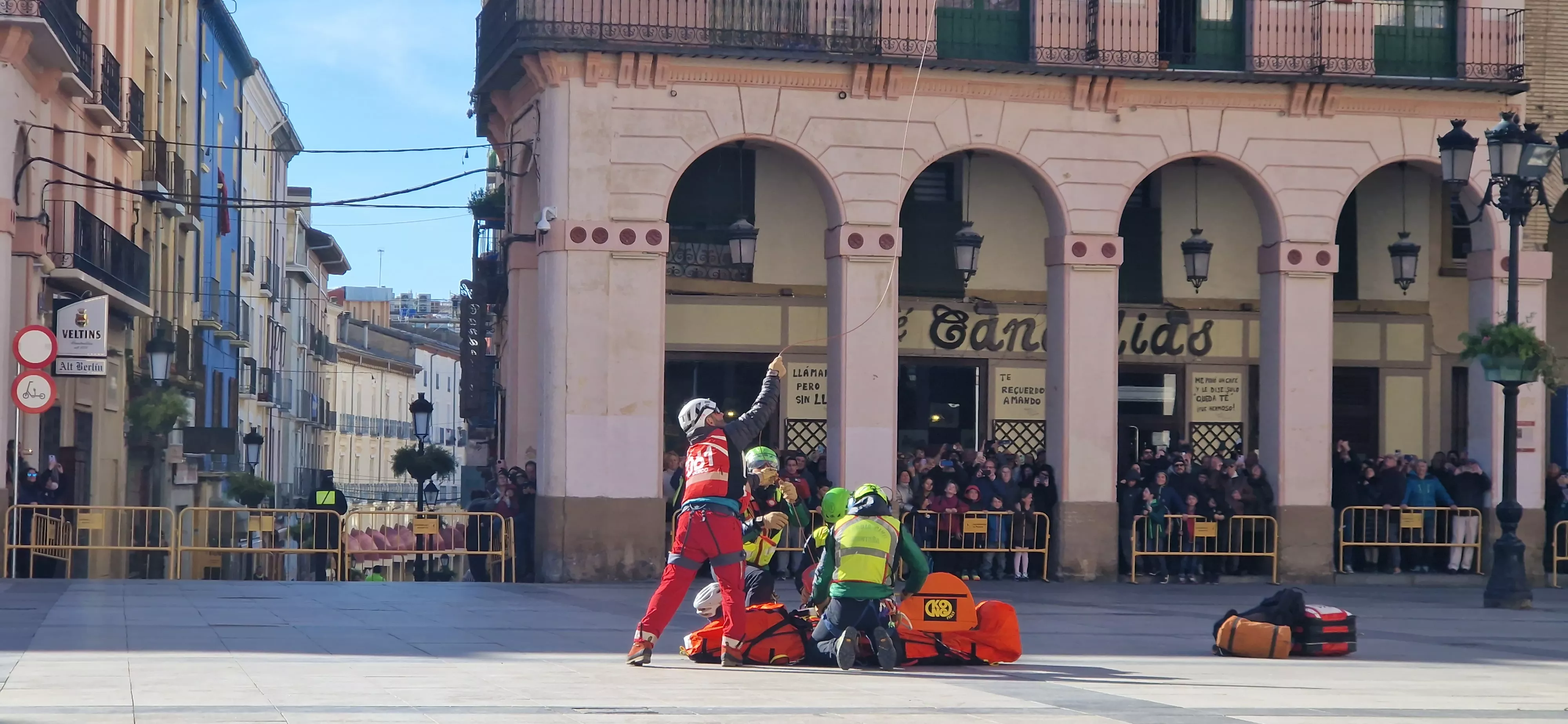 Exhibición del GREIM en la plaza López Allué de Huesca. Foto Myriam Martínez 