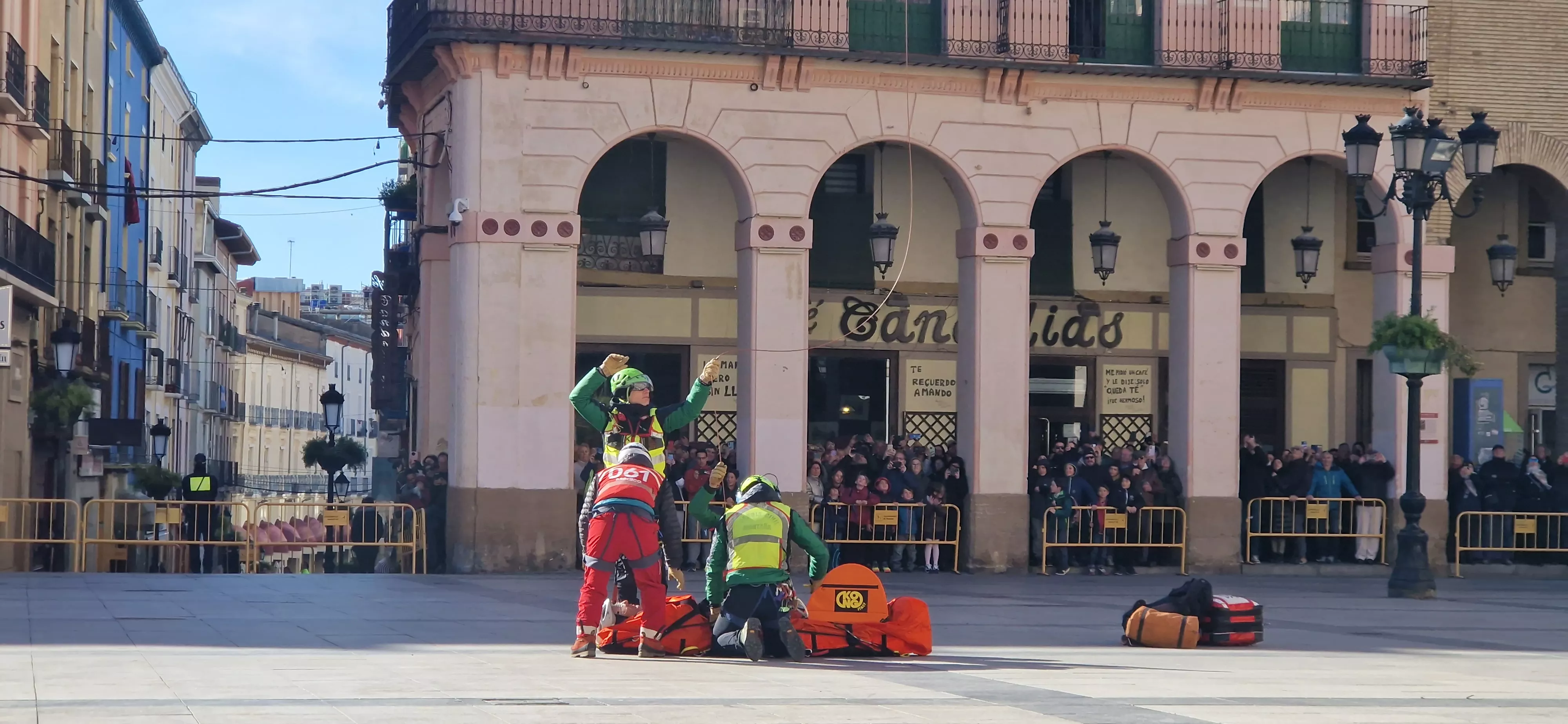 Exhibición del GREIM en la plaza López Allué de Huesca. Foto Myriam Martínez 