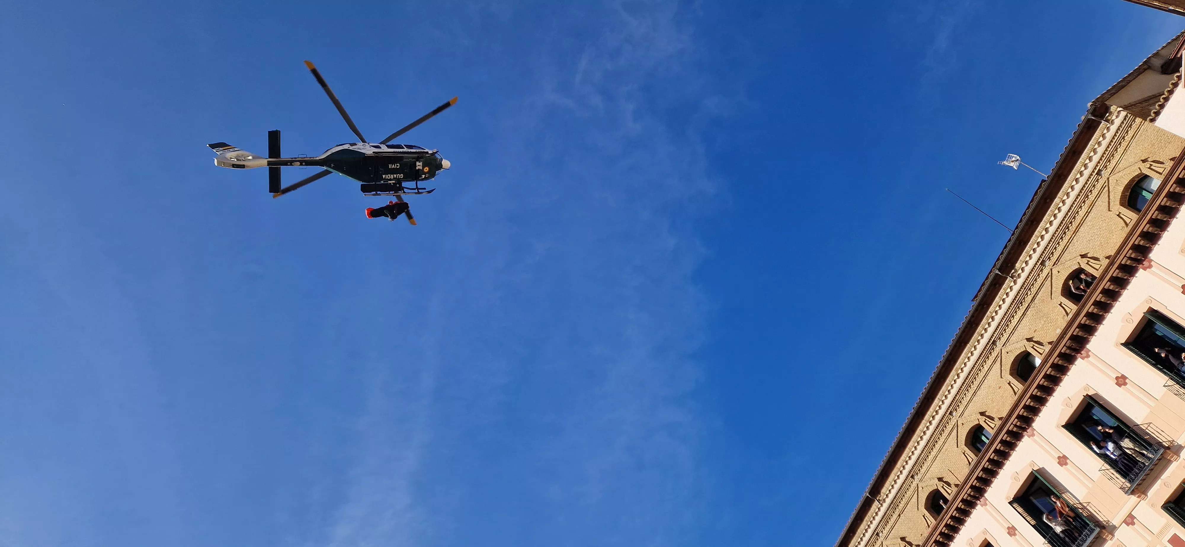 Exhibición del GREIM en la plaza López Allué de Huesca. Foto Myriam Martínez 