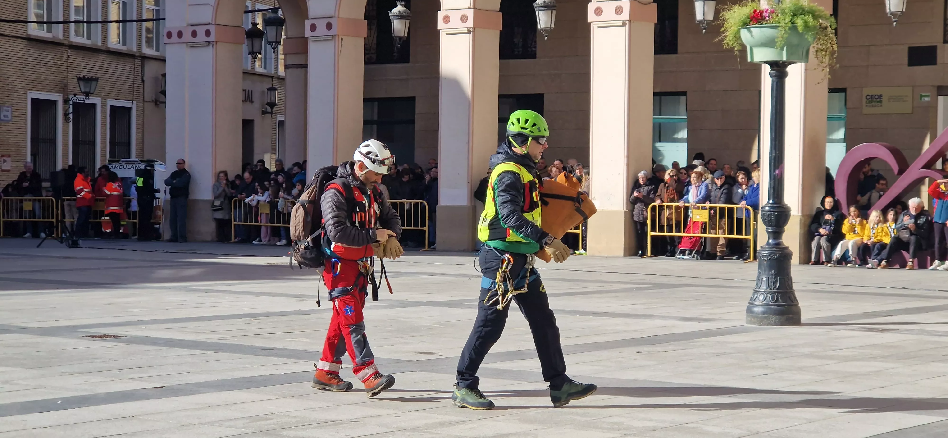 Exhibición del GREIM en la plaza López Allué de Huesca. Foto Myriam Martínez 