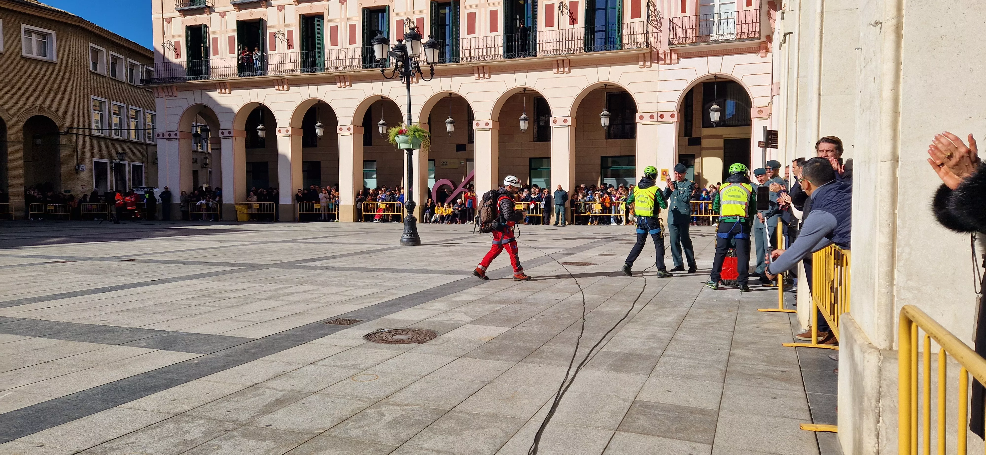 Exhibición del GREIM en la plaza López Allué de Huesca. Foto Myriam Martínez 