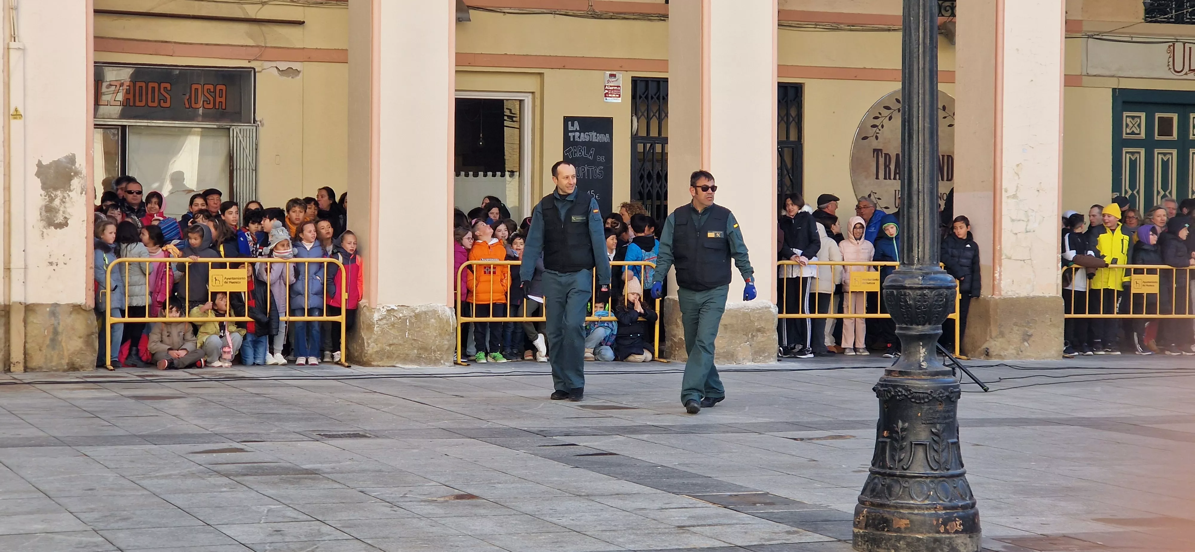Exhibición del GREIM en la plaza López Allué de Huesca. Foto Myriam Martínez 