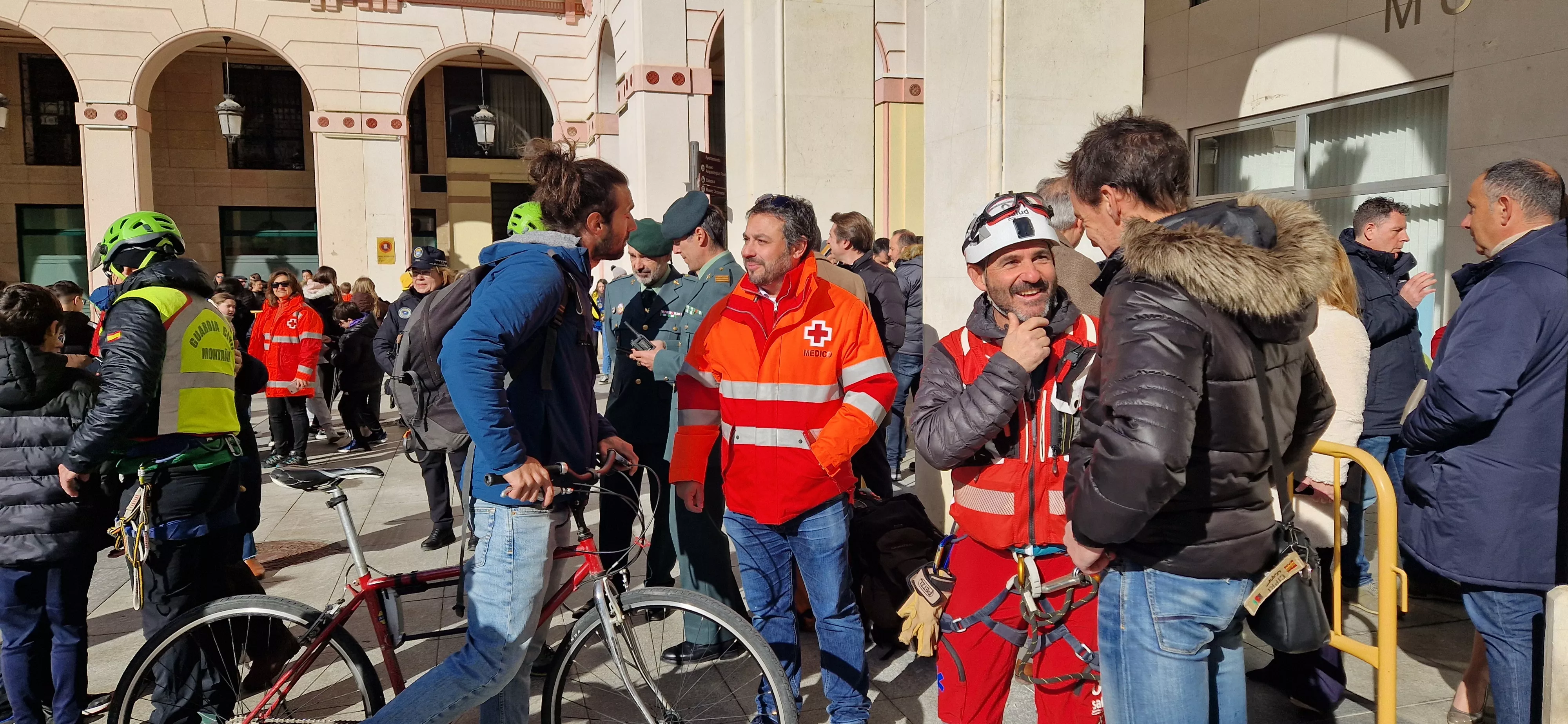 Exhibición del GREIM en la plaza López Allué de Huesca. Foto Myriam Martínez 