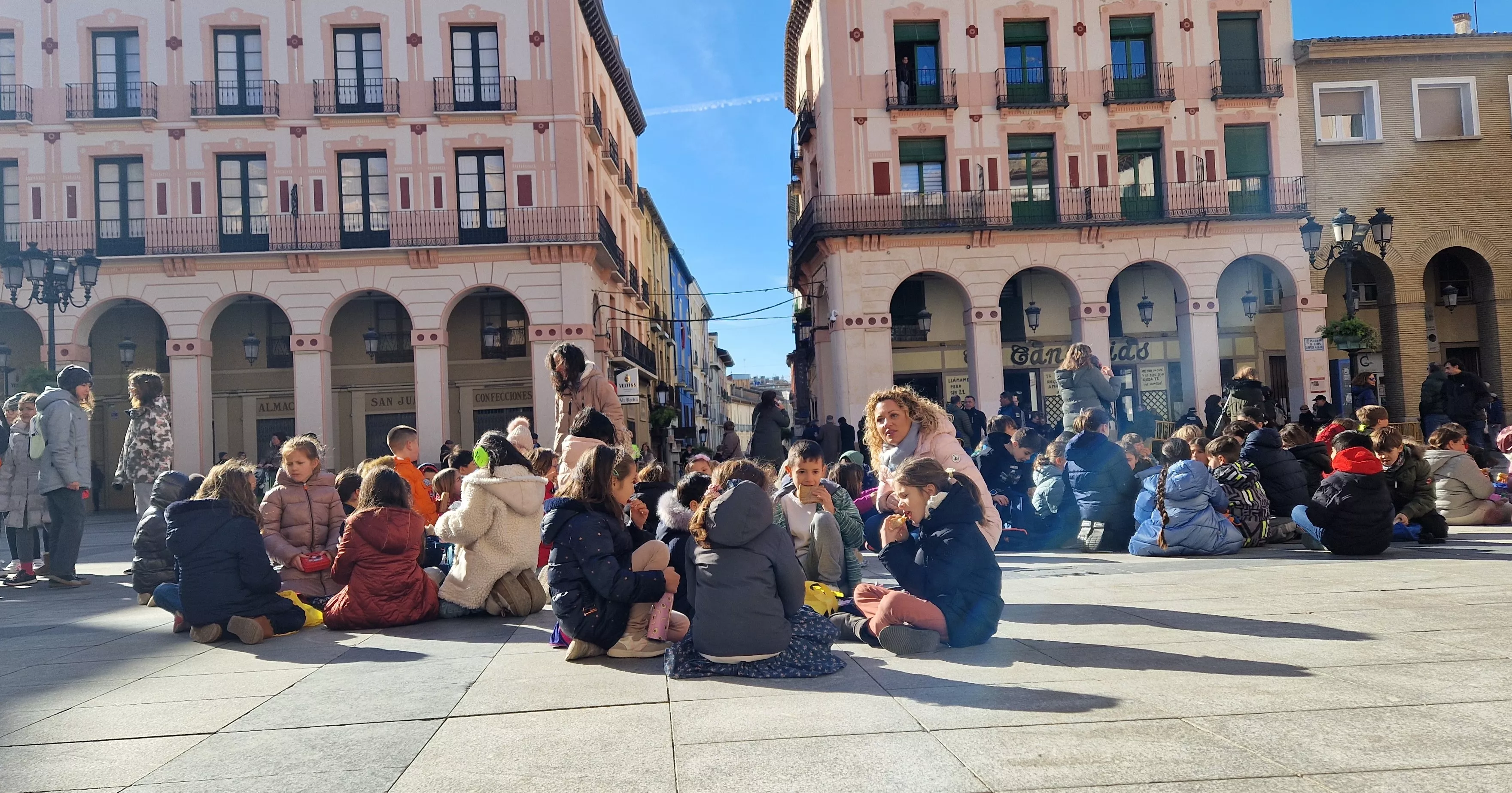 Exhibición del GREIM en la plaza López Allué de Huesca. Foto Myriam Martínez 