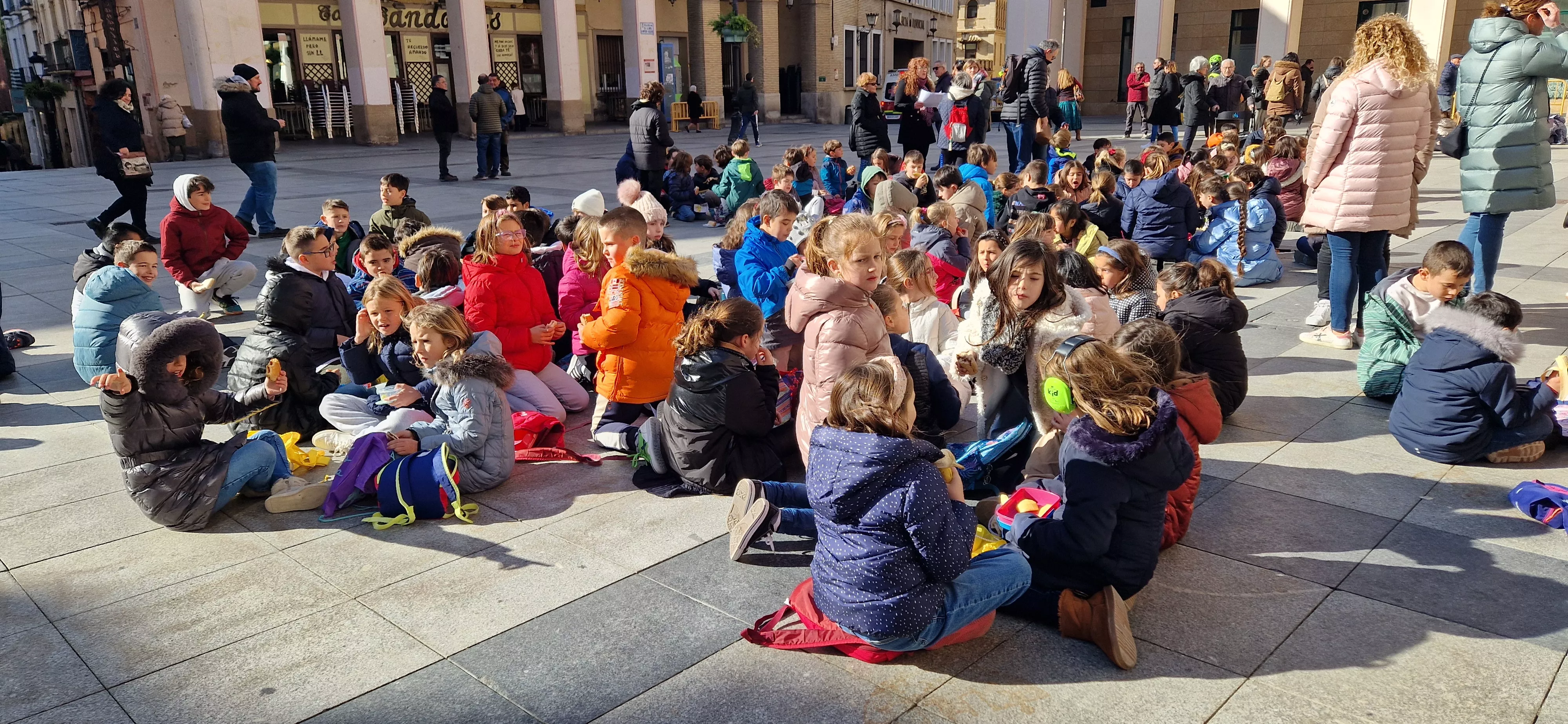 Exhibición del GREIM en la plaza López Allué de Huesca. Foto Myriam Martínez 