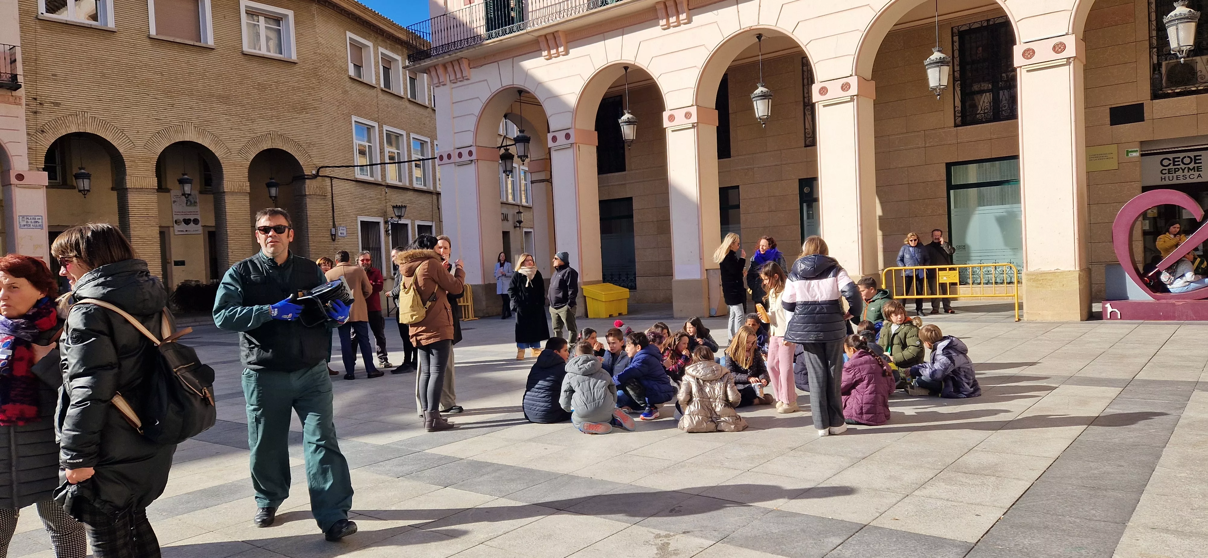 Exhibición del GREIM en la plaza López Allué de Huesca. Foto Myriam Martínez 