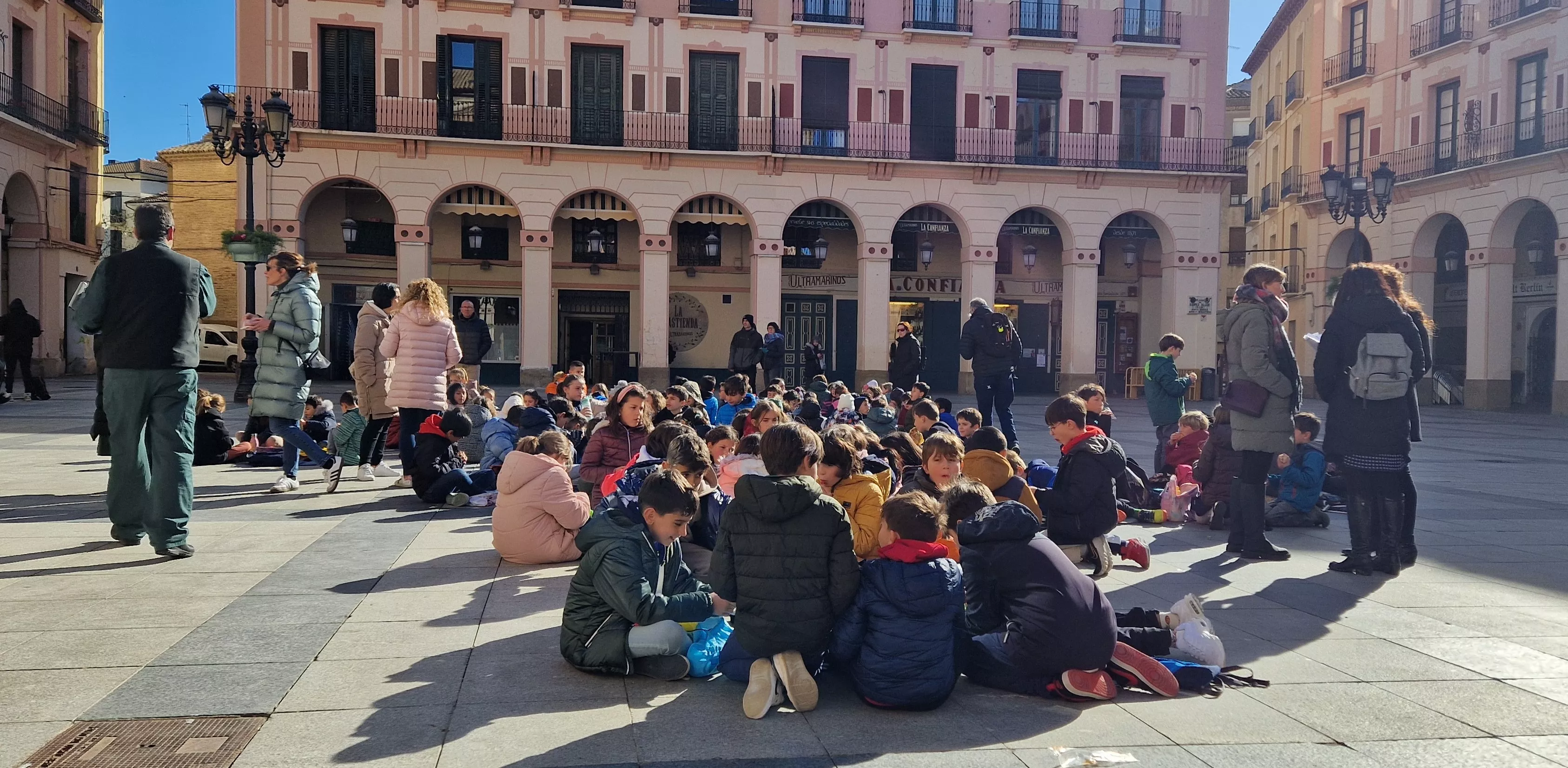 Exhibición del GREIM en la plaza López Allué de Huesca. Foto Myriam Martínez 