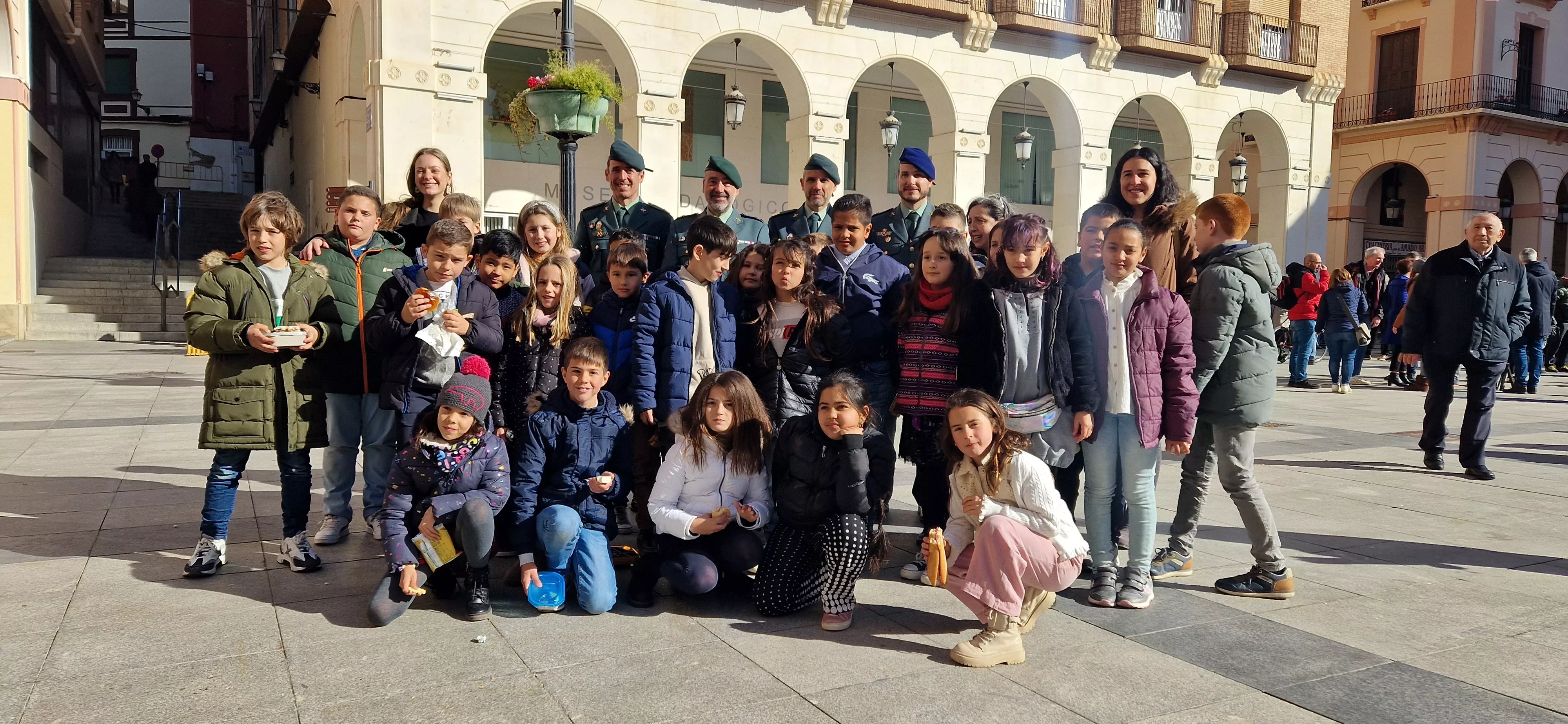 Exhibición del GREIM en la plaza López Allué de Huesca. Foto Myriam Martínez 