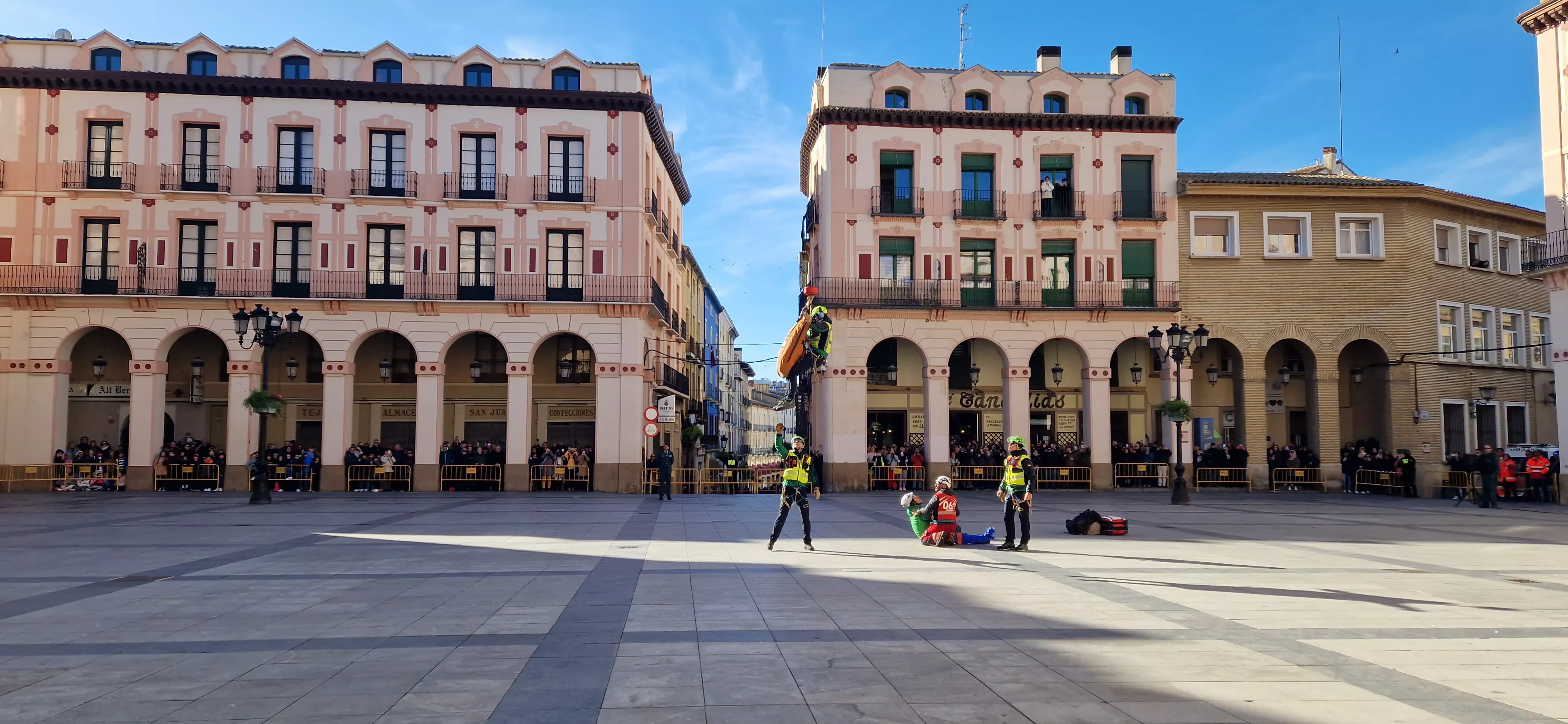 Exhibición del GREIM en la plaza López Allué de Huesca. Foto Myriam Martínez 