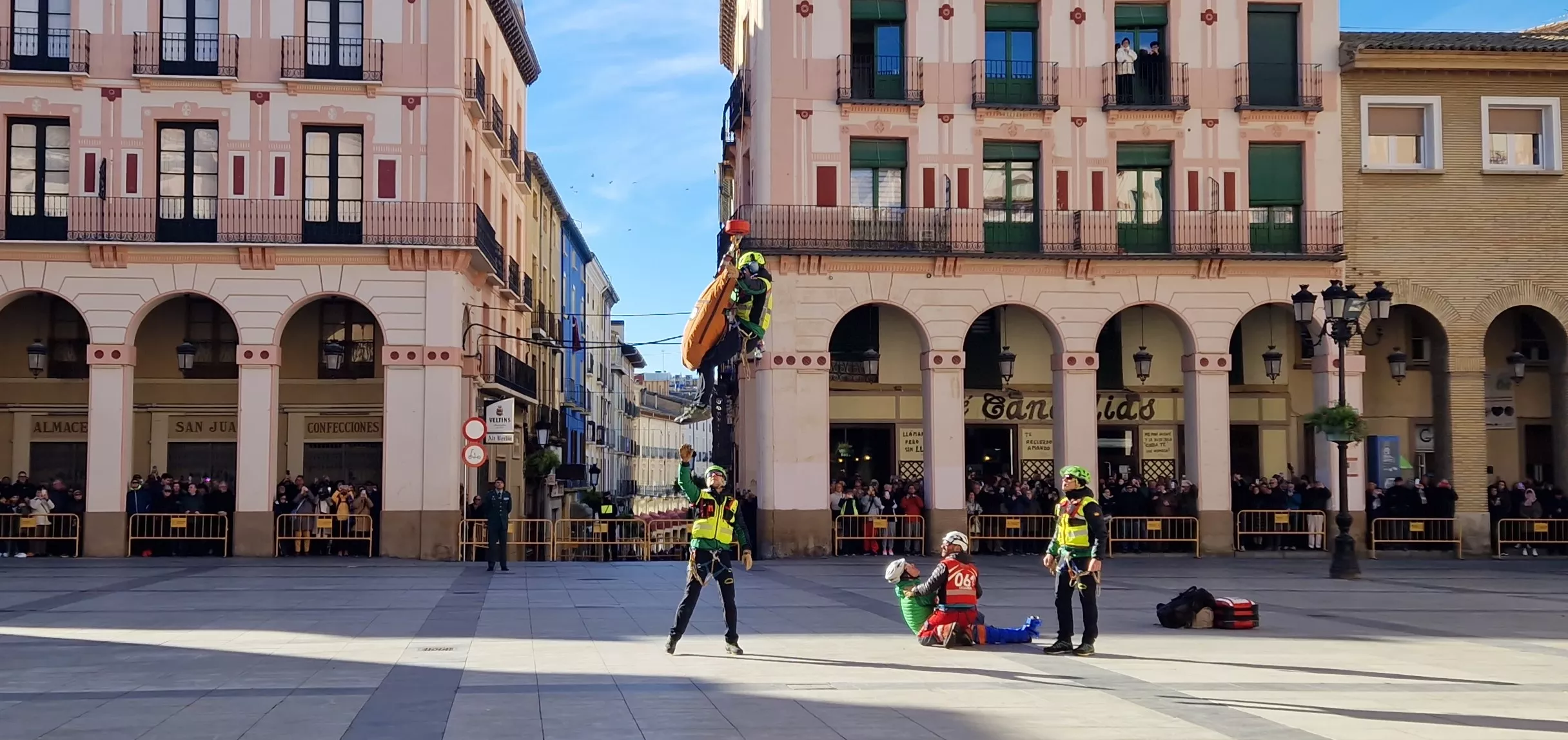 Exhibición del Greim en la plaza López Allué de Huesca. Foto Myriam Martínez 