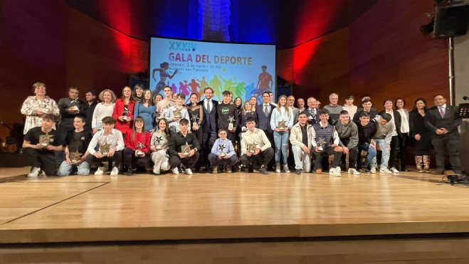 Foto de familia de los premiados. Foto de familia de los premiados.