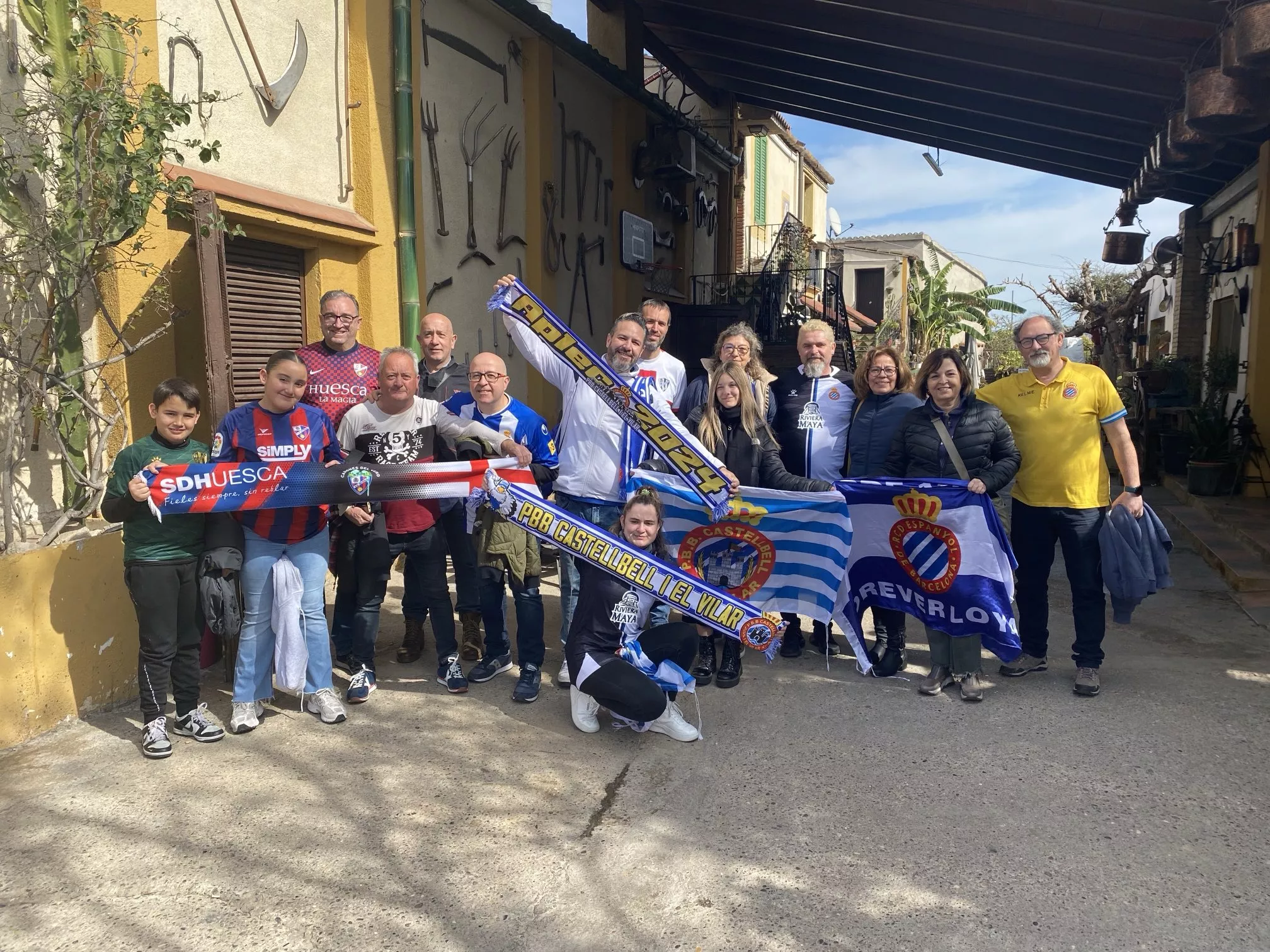 Aficionados azulgranas y pericos, antes de la comida de hermanamiento. Foto:  X (@jmolivan)